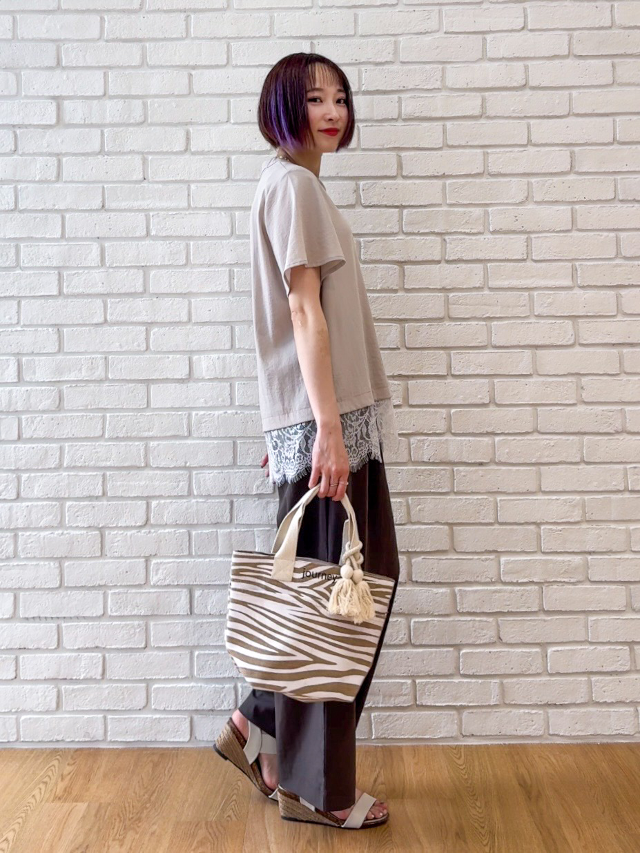 𝐜𝐡𝐢𝐤𝐚さんの「SHOO･LA･RUE｜【S-LL/洗濯機可】軽凛(かろりん) 楽に着られて上品 裾レーススキッパーブラウス」を使ったコーディネート