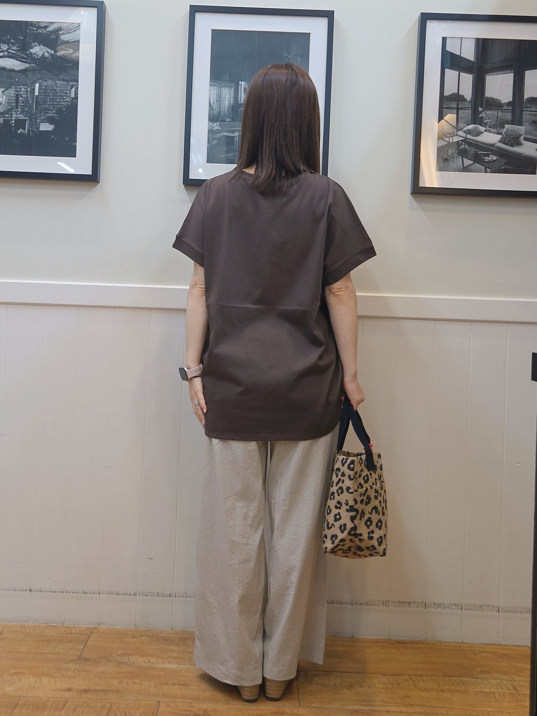 nao.さんの「SHOO･LA･RUE｜【汗じみ防止/S-LL/体型カバー/洗濯機可】汗じみが気になりにくい 大人の刺繍ロゴTシャツ」を使ったコーディネート
