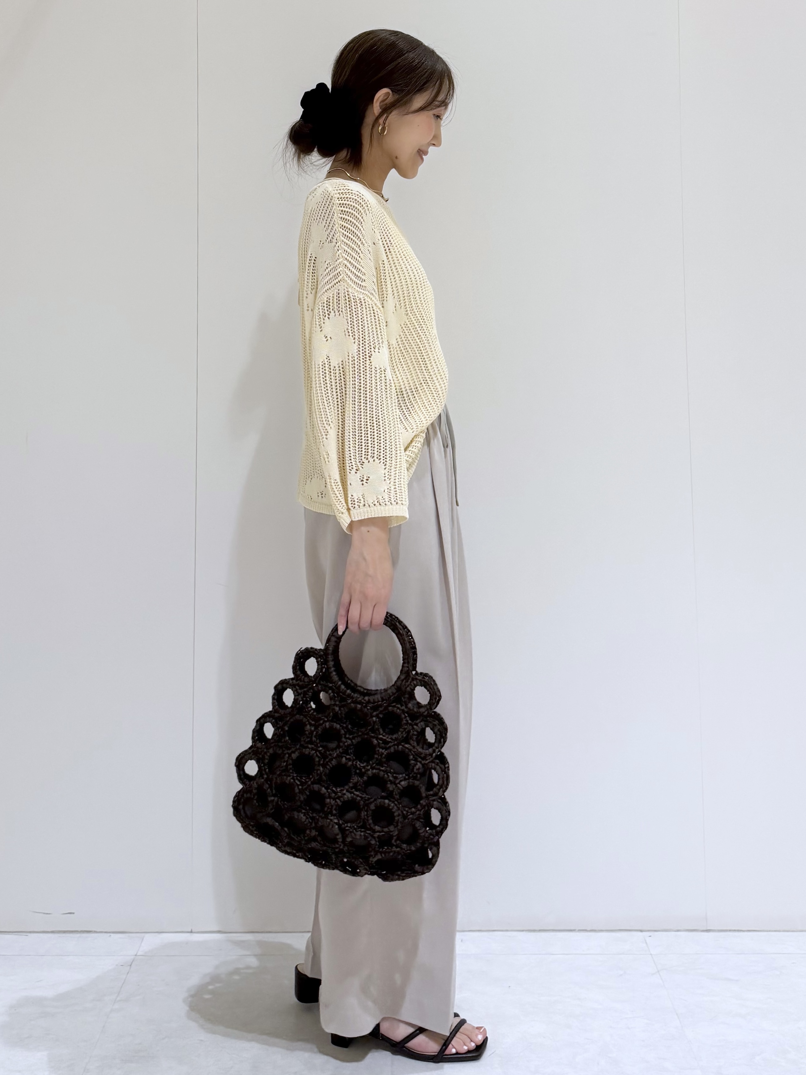makiさんの「OPAQUE.CLIP｜フラワーモチーフメッシュニット【洗濯機OK】」を使ったコーディネート