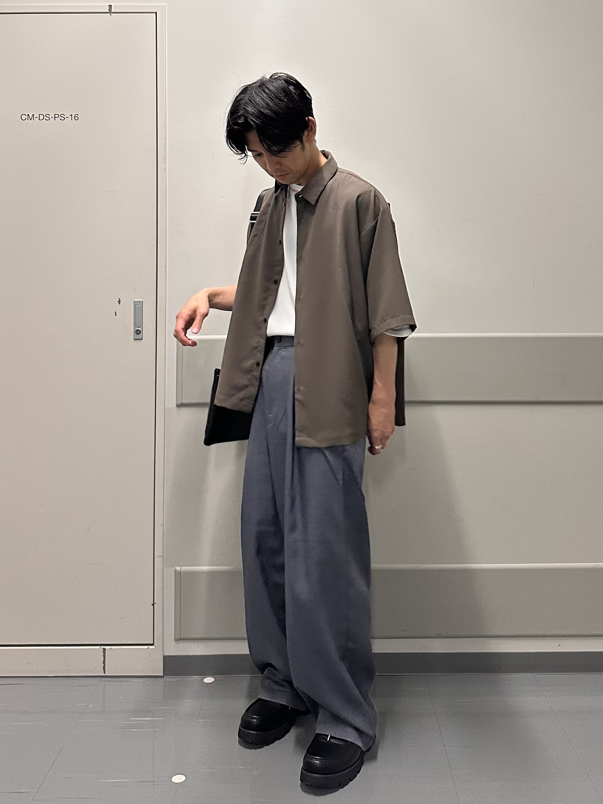 岡崎喬太さんの「tk.TAKEO KIKUCHI｜【UVカット／ストレッチ】NEUTRAXシリーズ 半袖シャツ」を使ったコーディネート