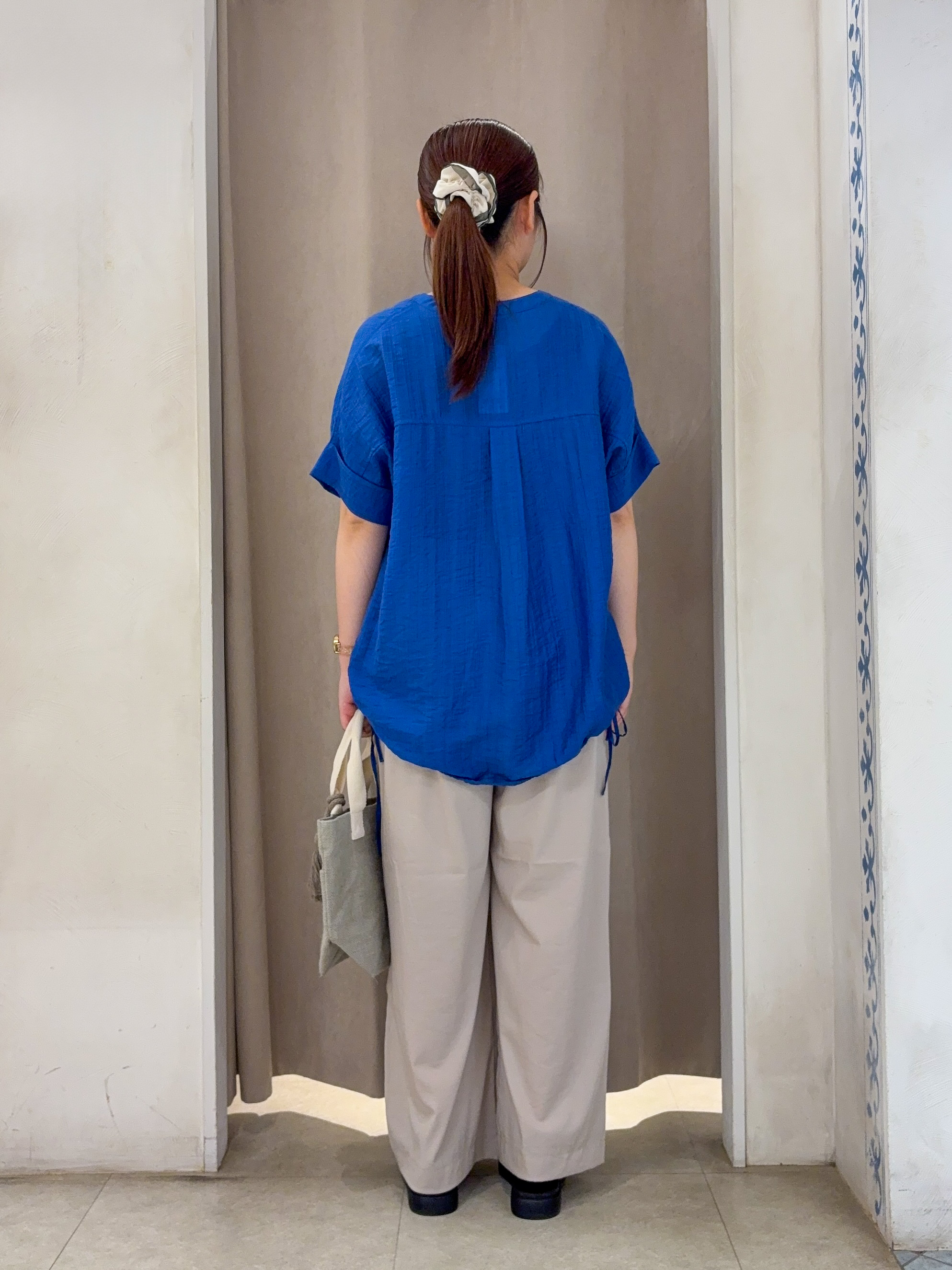 SO(R)Aさんの「SHOO･LA･RUE｜【高レビュー/体型カバー】インせず着られる スキッパー裾リボンブラウス」を使ったコーディネート