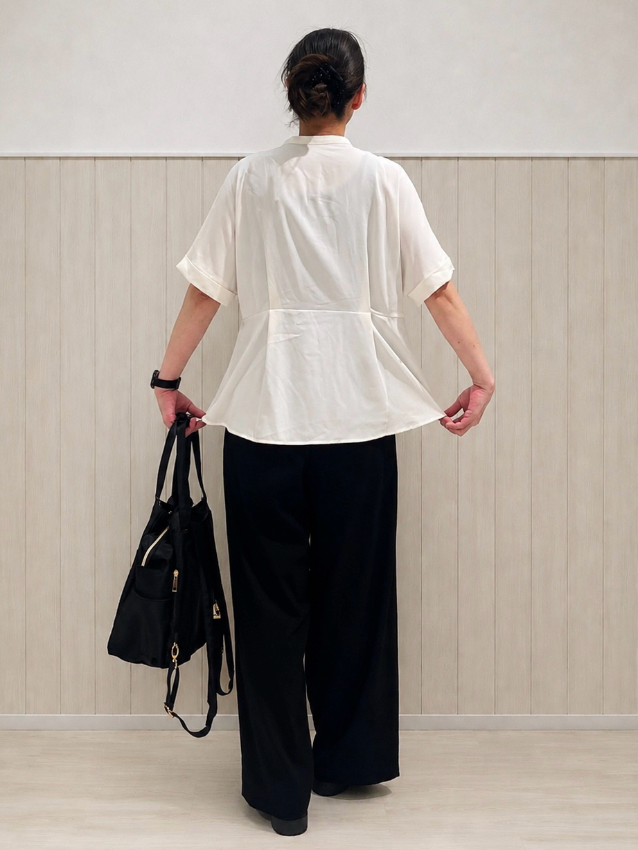 まつみさんの「SHOO･LA･RUE｜【UV/通勤】洗濯後しわになりにくい インしない ウエストタックペプラムブラウス」を使ったコーディネート
