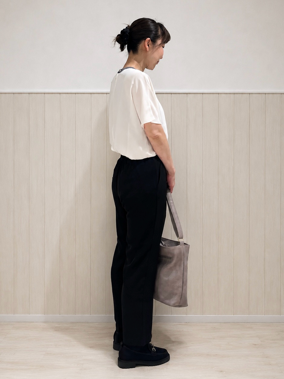 まつみさんの「SHOO･LA･RUE｜【UV/通勤】洗濯後しわになりにくい 上品配色ブラウス」を使ったコーディネート