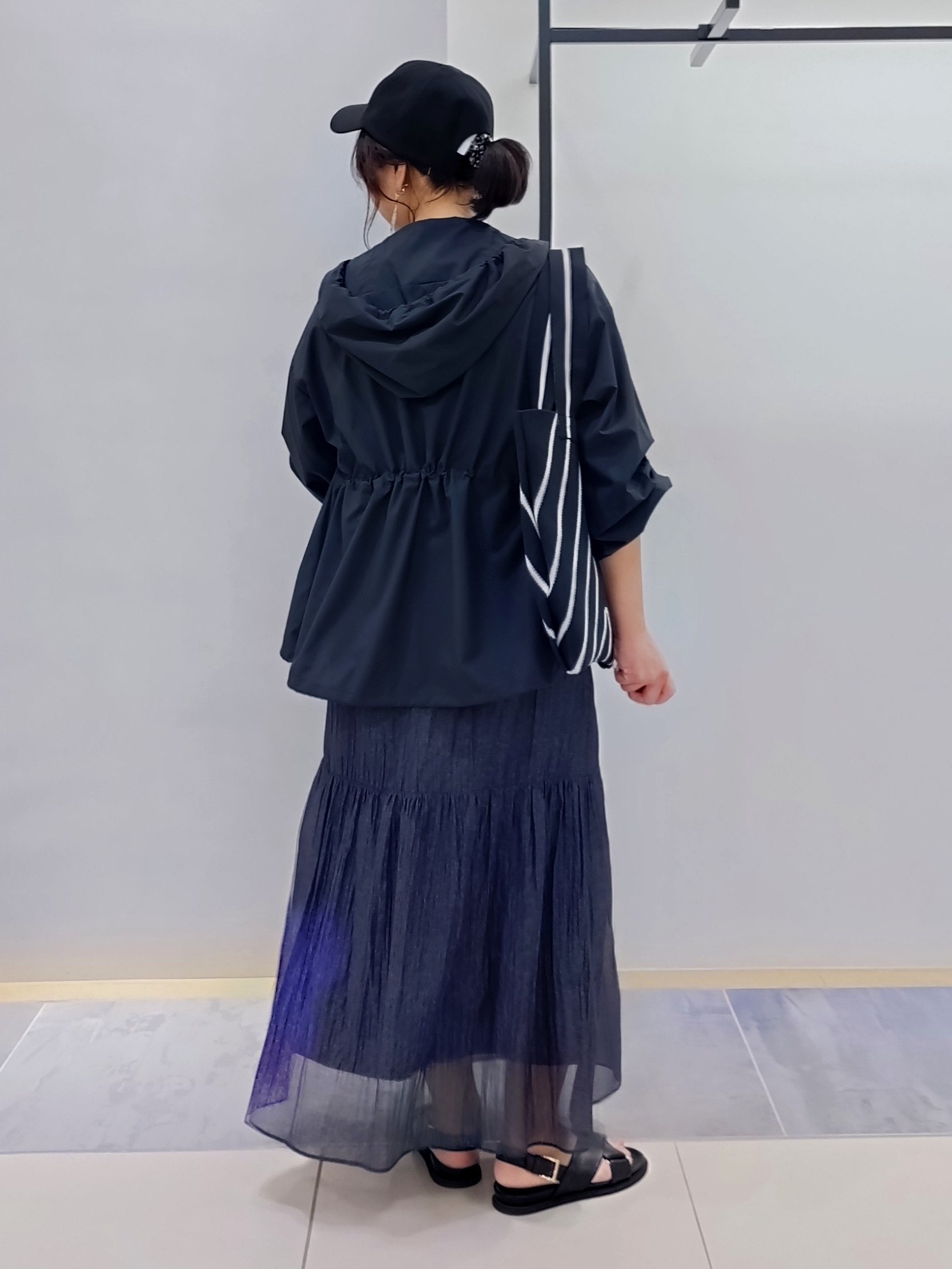 TOMOMIさんの「INDIVI｜【洗える／きれいめ】デニム風シアーティアードスカート」を使ったコーディネート