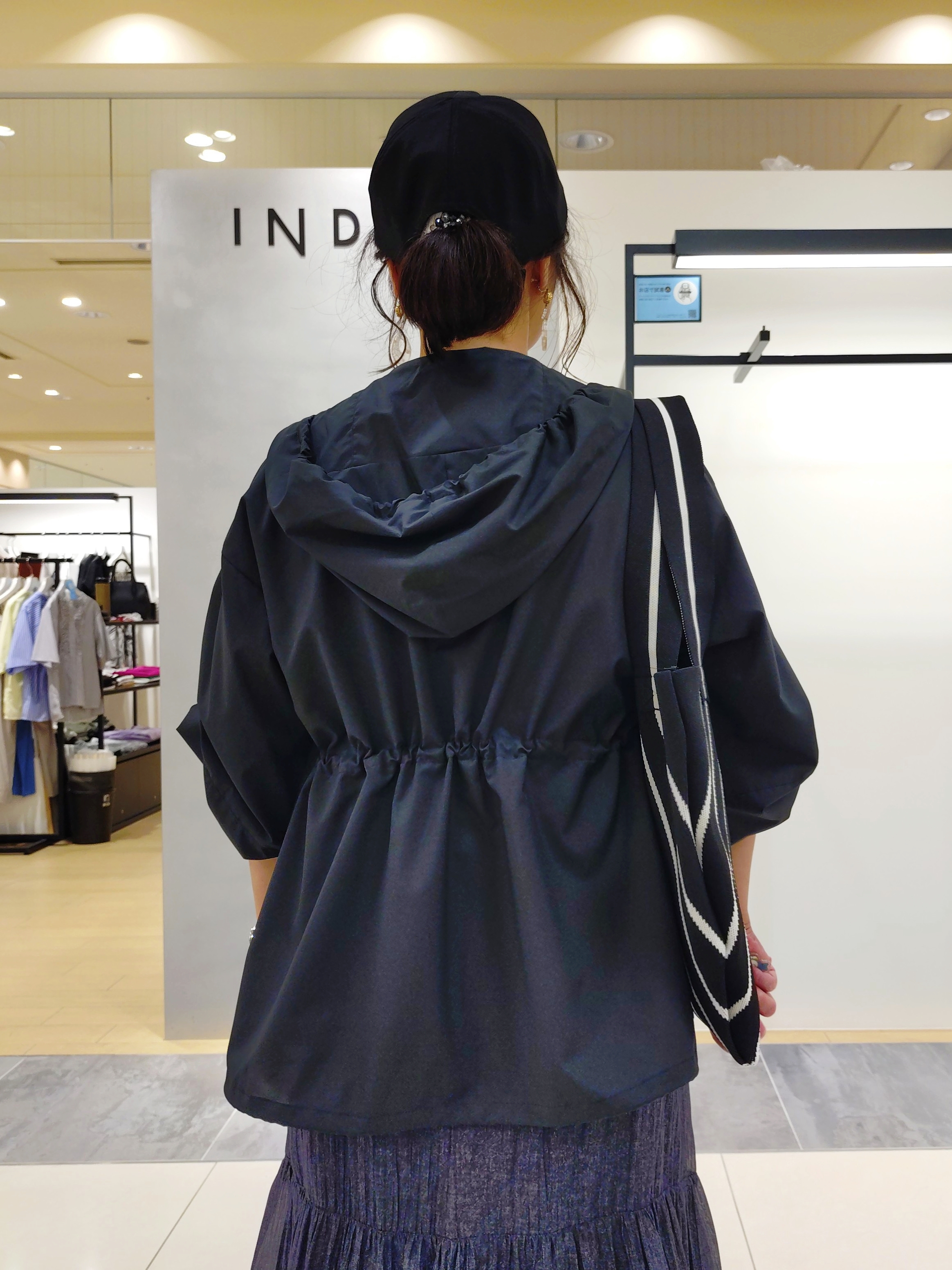 TOMOMIさんの「INDIVI｜【洗える／きれいめ】デニム風シアーティアードスカート」を使ったコーディネート