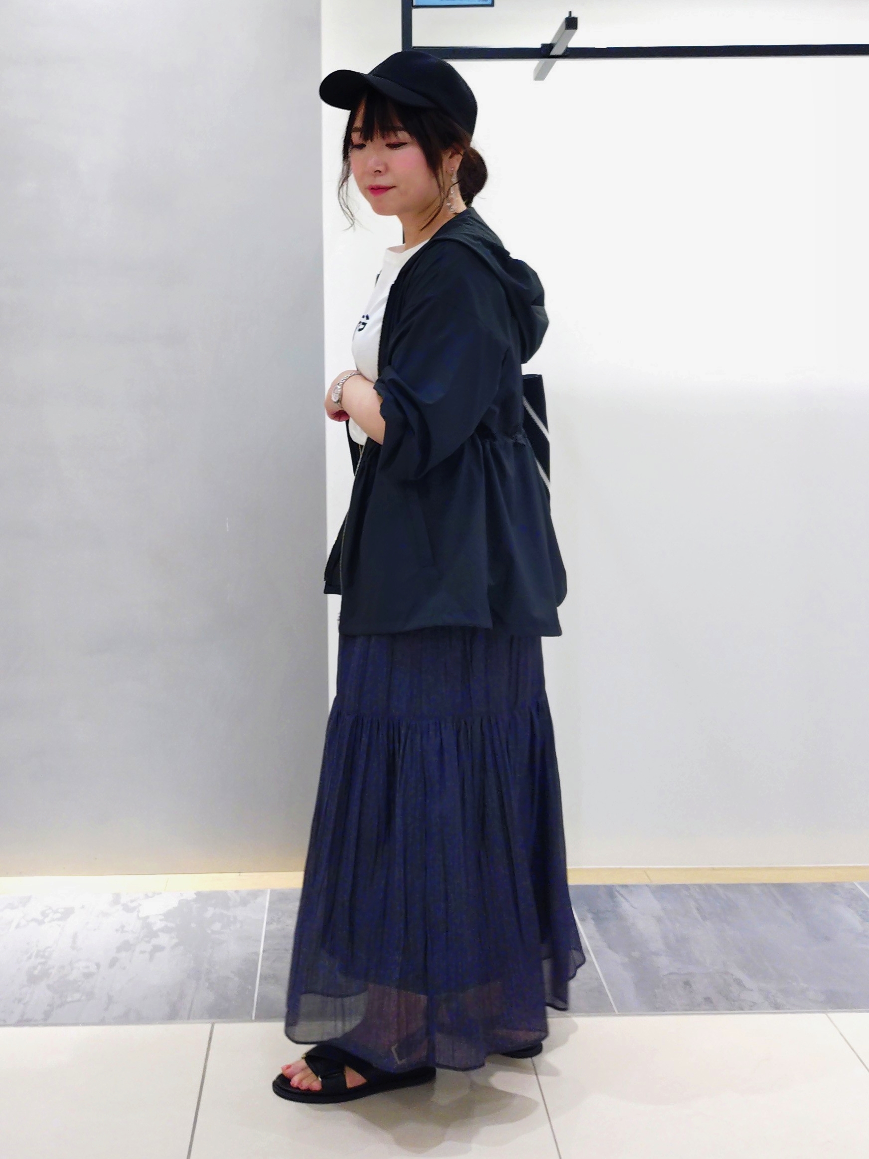 TOMOMIさんの「INDIVI｜【洗える／きれいめ】デニム風シアーティアードスカート」を使ったコーディネート