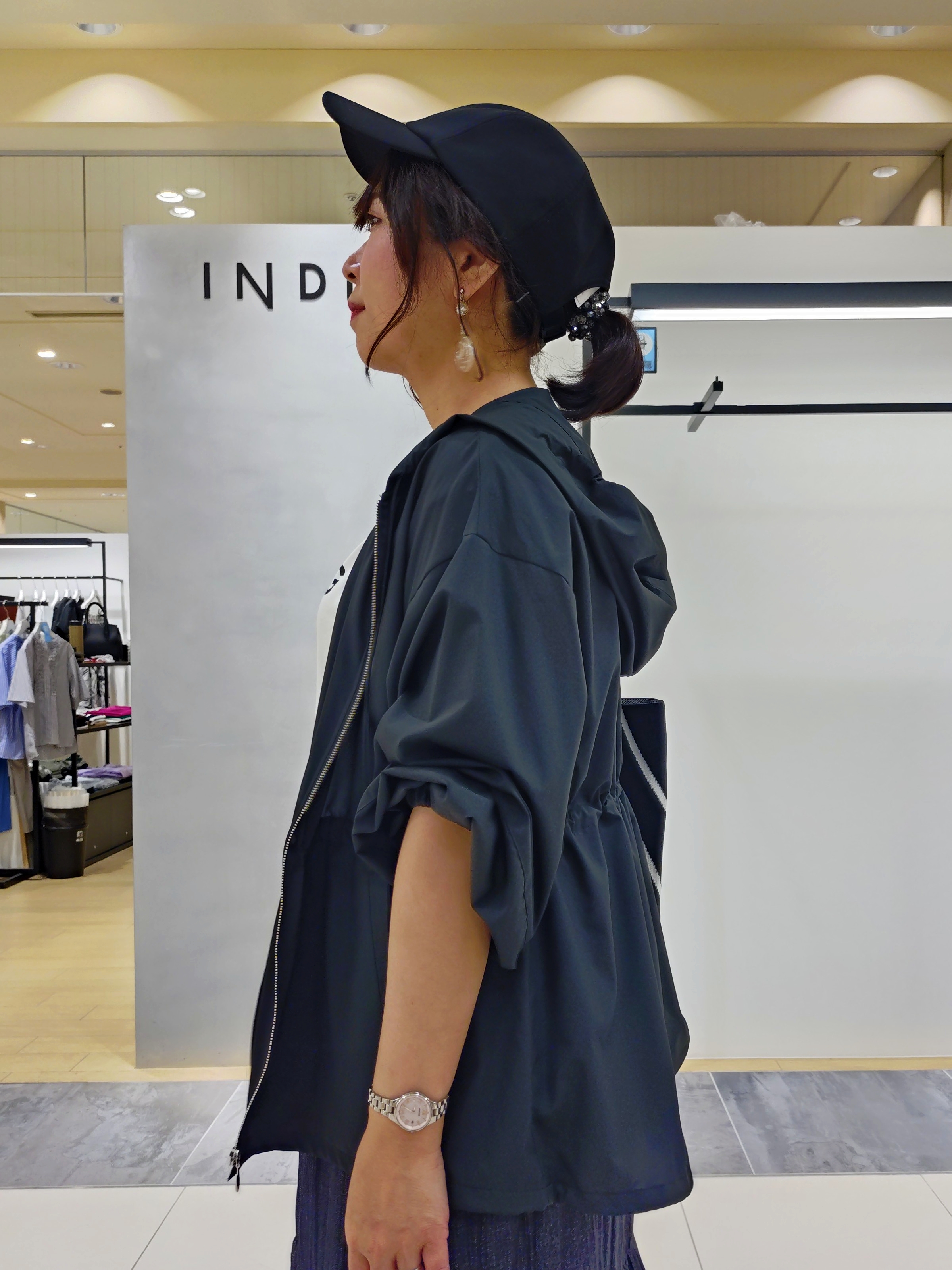 TOMOMIさんの「INDIVI｜【洗える／きれいめ】デニム風シアーティアードスカート」を使ったコーディネート