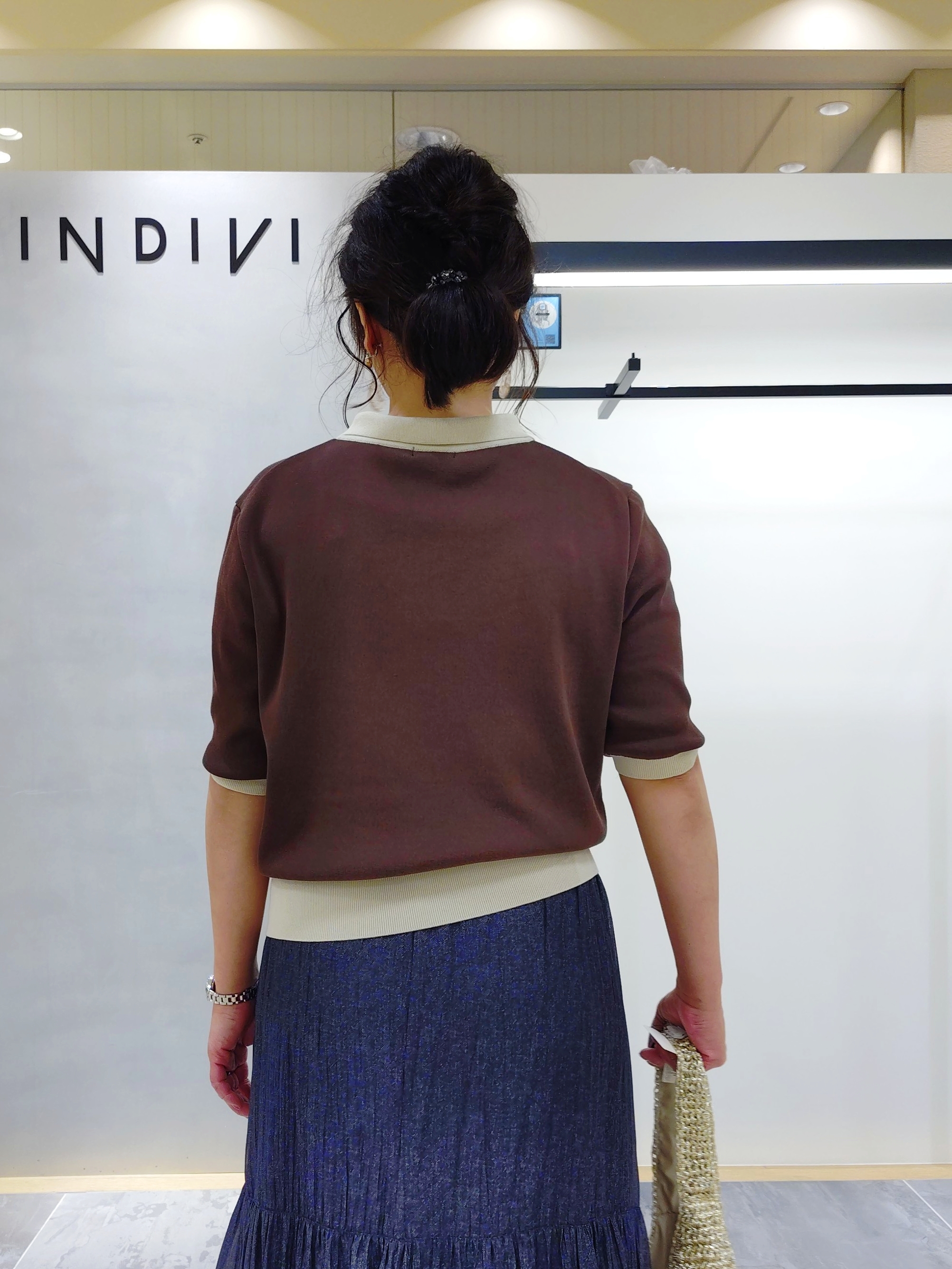 TOMOMIさんの「INDIVI｜【バイカラー】衿付きシャツ風ニット」を使ったコーディネート