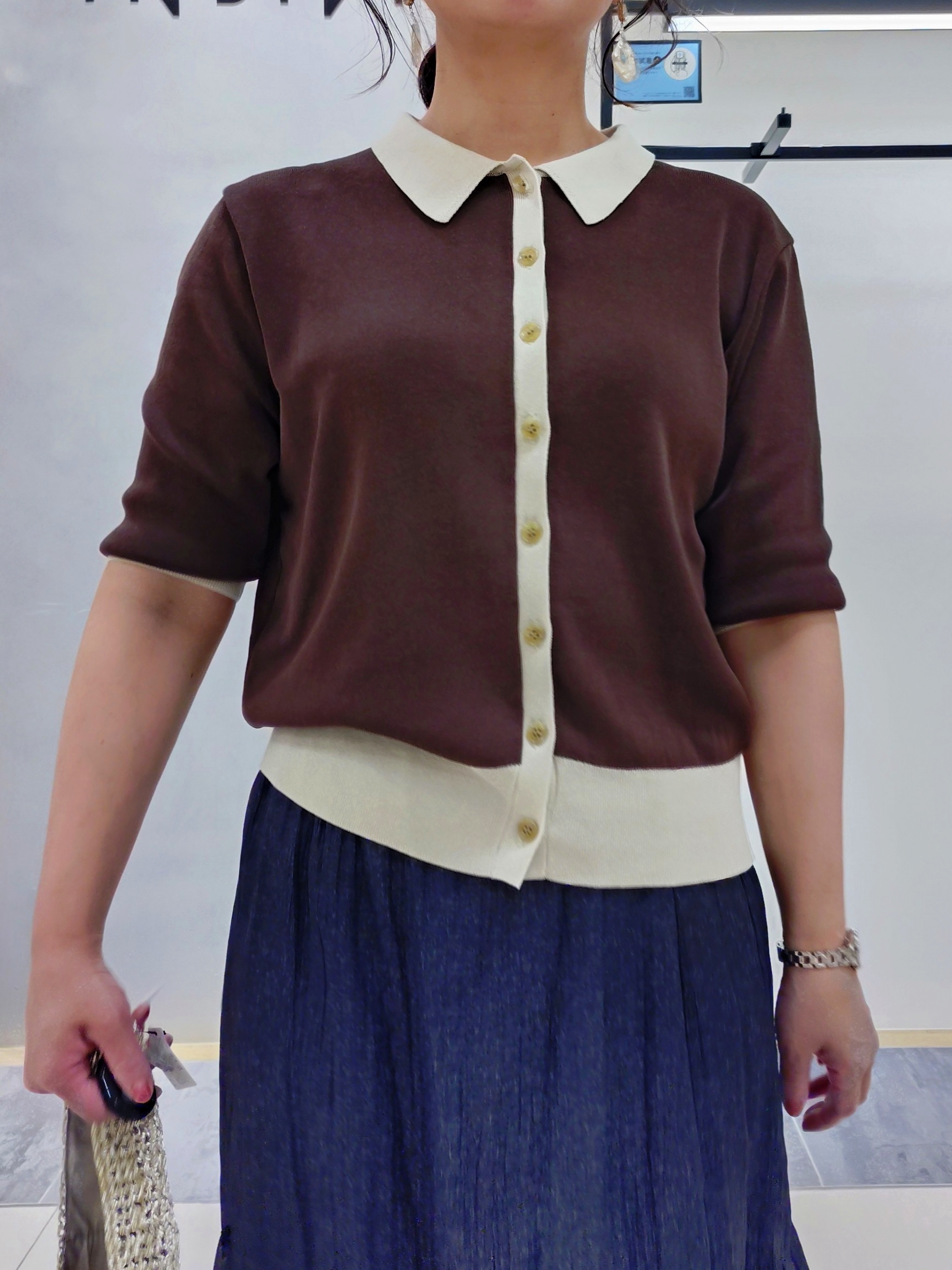 TOMOMIさんの「INDIVI｜【バイカラー】衿付きシャツ風ニット」を使ったコーディネート
