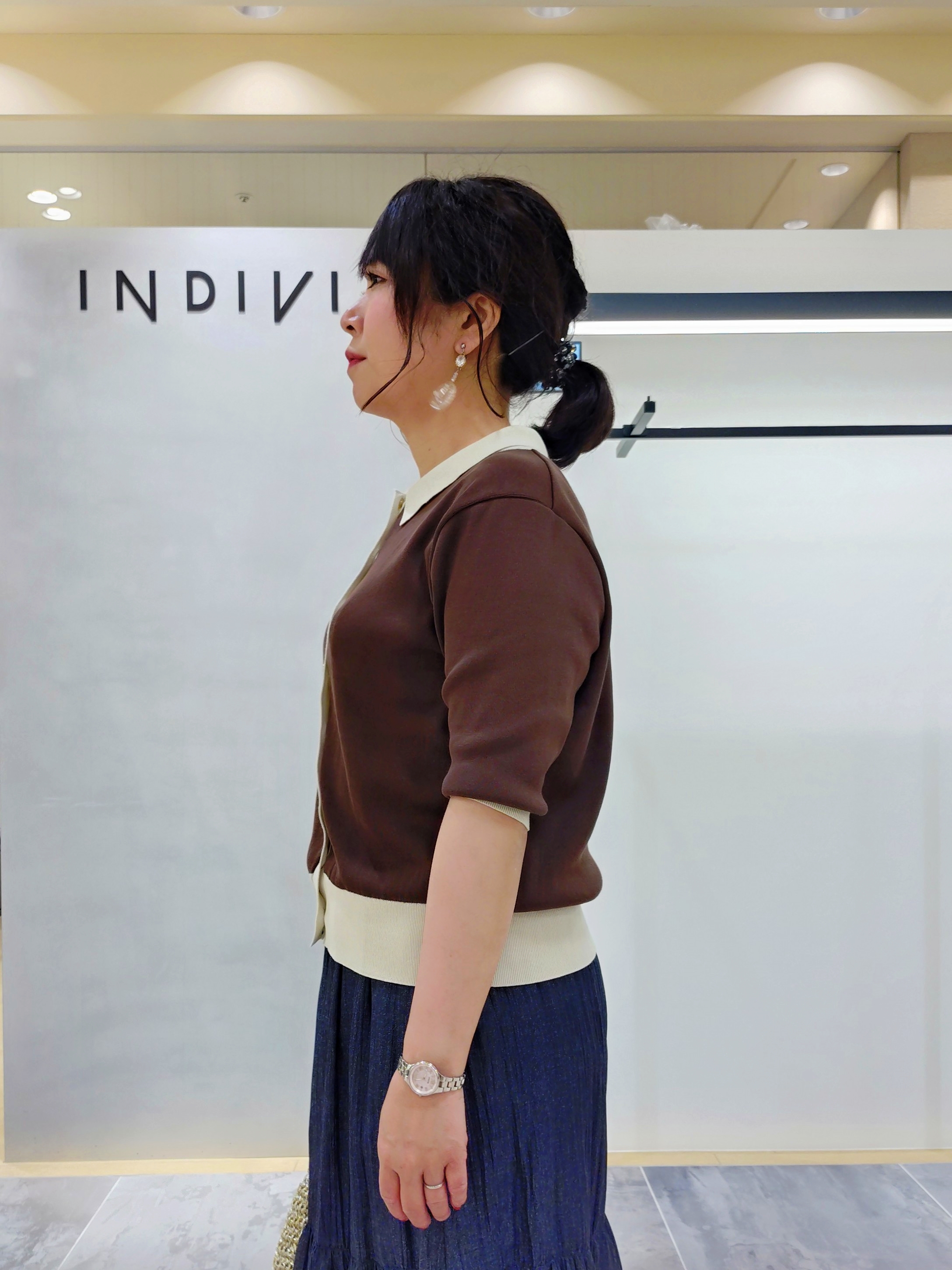 TOMOMIさんの「INDIVI｜【バイカラー】衿付きシャツ風ニット」を使ったコーディネート