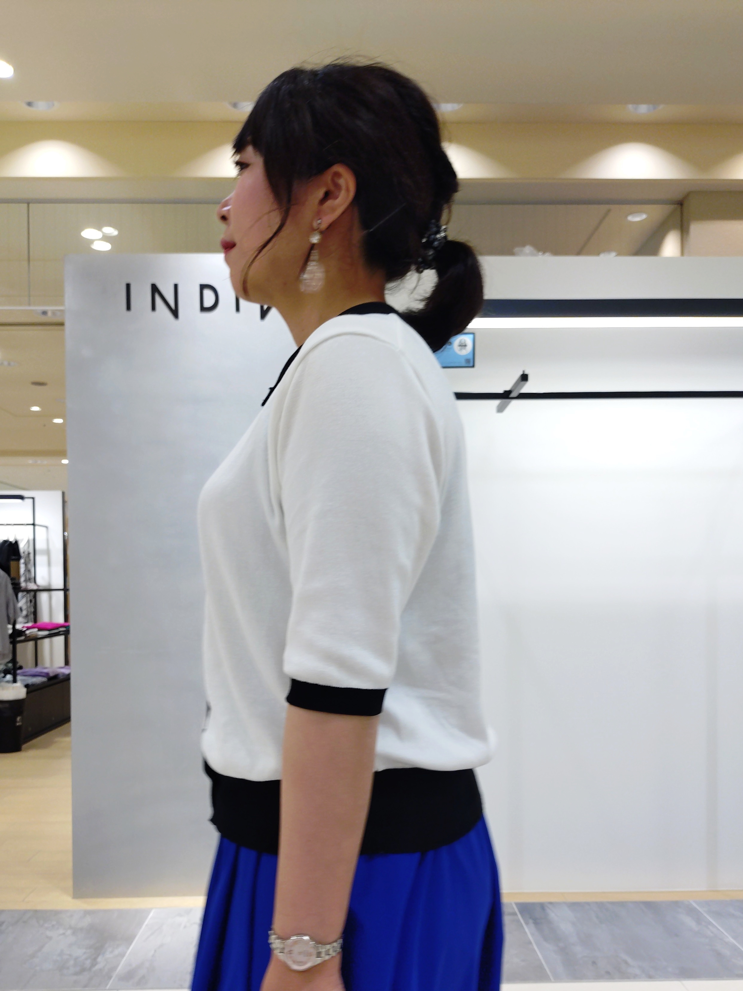 TOMOMIさんの「INDIVI｜【撥水／UVケア／SETUP可能】軽量マキシ丈タックスカート」を使ったコーディネート