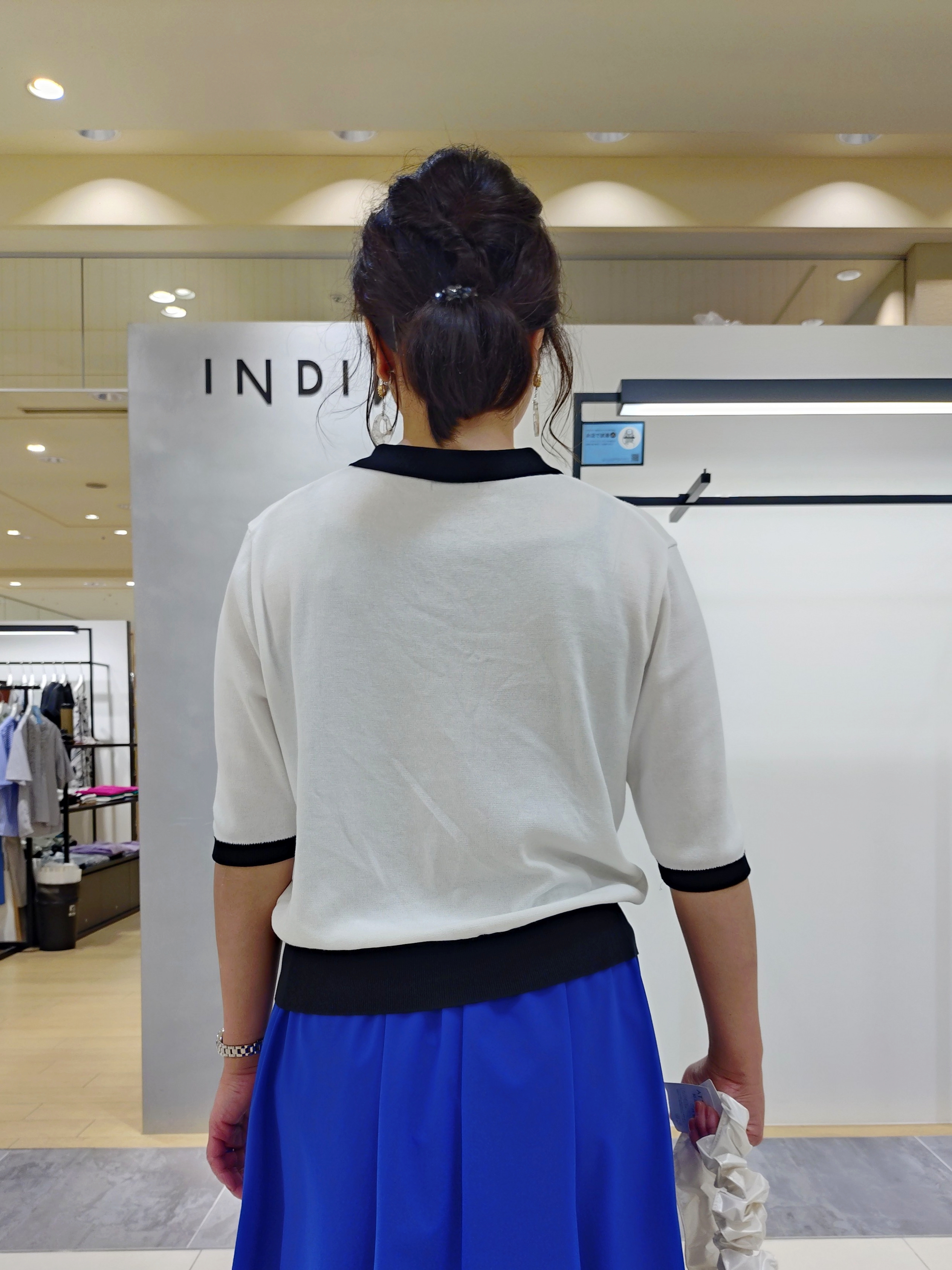 TOMOMIさんの「INDIVI｜【撥水／UVケア／SETUP可能】軽量マキシ丈タックスカート」を使ったコーディネート