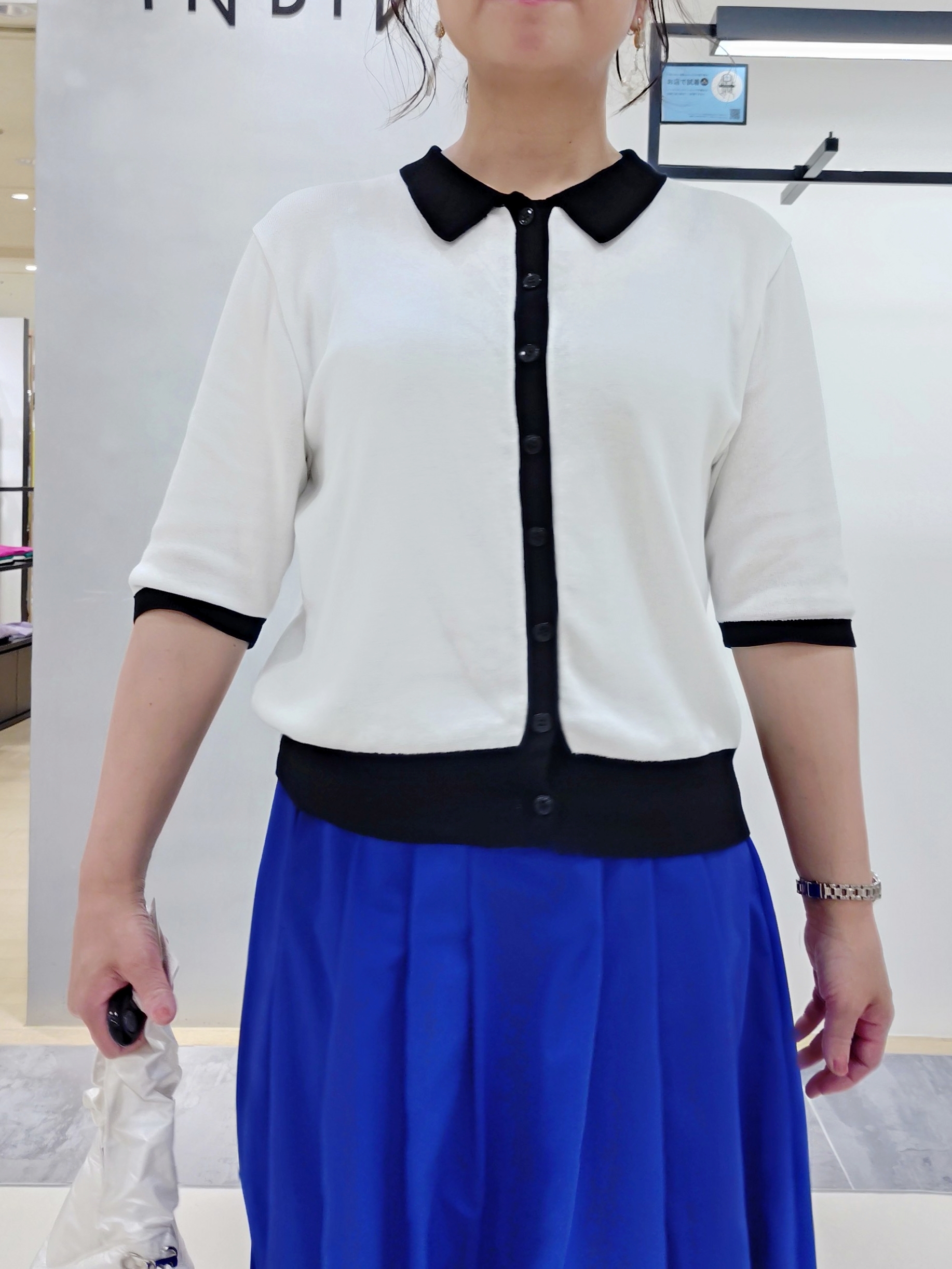 TOMOMIさんの「INDIVI｜【撥水／UVケア／SETUP可能】軽量マキシ丈タックスカート」を使ったコーディネート