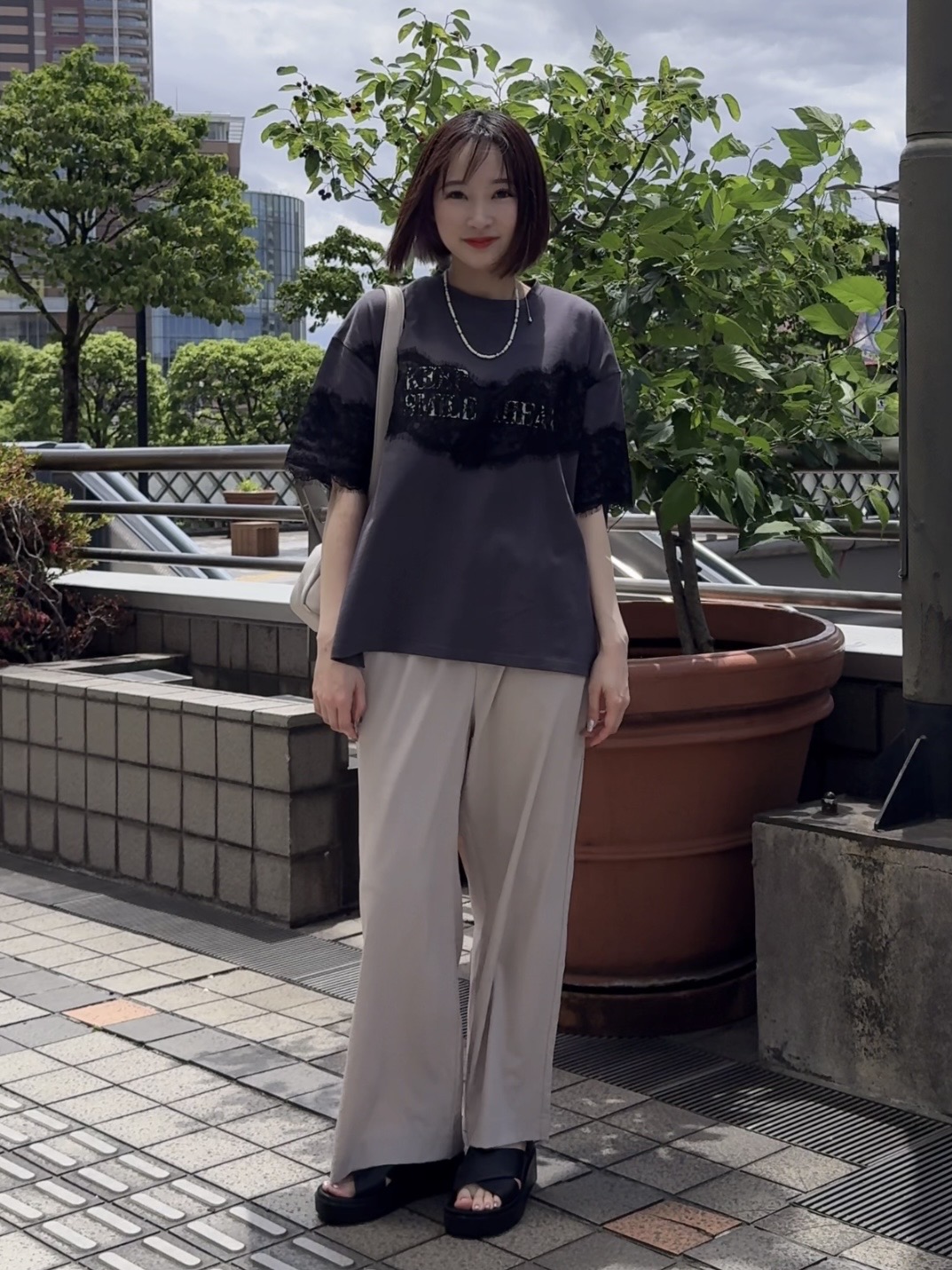 𝐜𝐡𝐢𝐤𝐚さんの「SHOO･LA･RUE｜【洗濯機可】レースデザインでこなれ見え ロゴプリントTシャツ」を使ったコーディネート