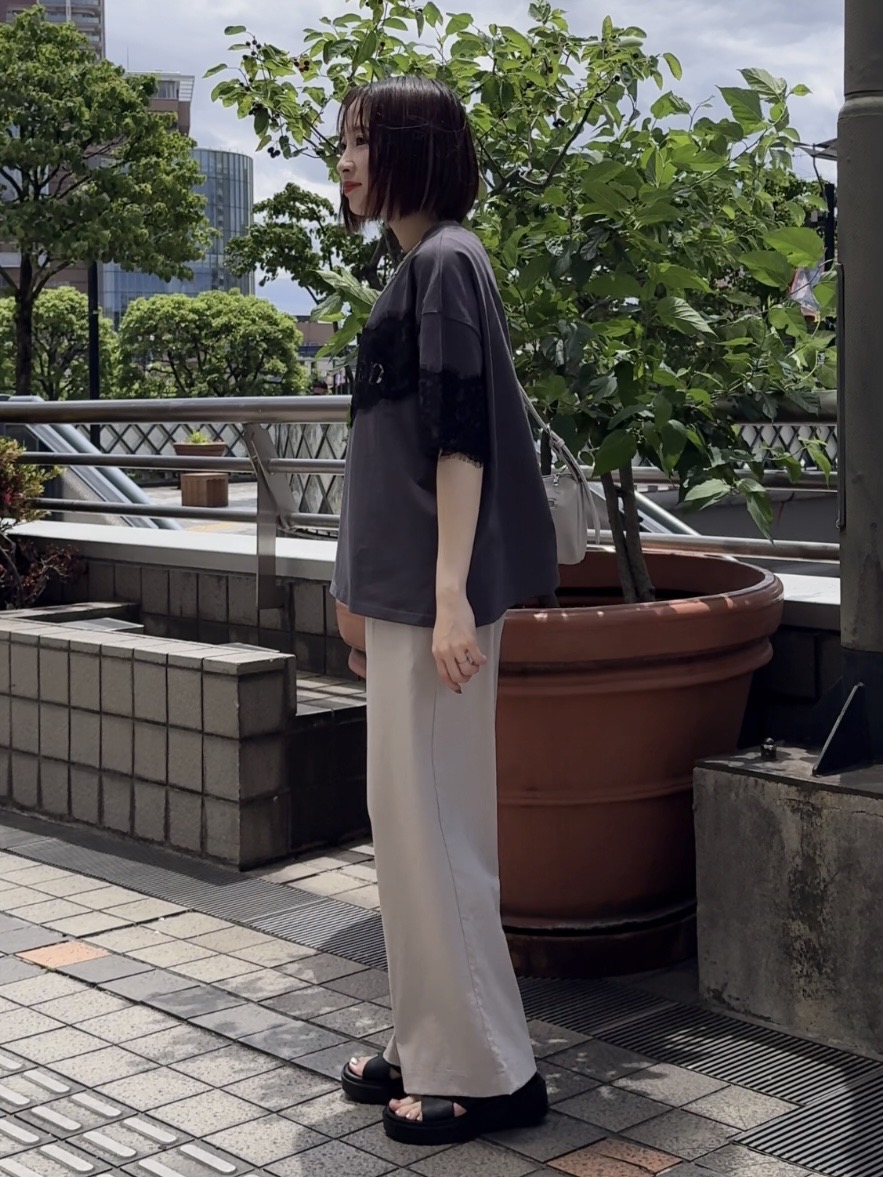 𝐜𝐡𝐢𝐤𝐚さんの「SHOO･LA･RUE｜【洗濯機可】レースデザインでこなれ見え ロゴプリントTシャツ」を使ったコーディネート