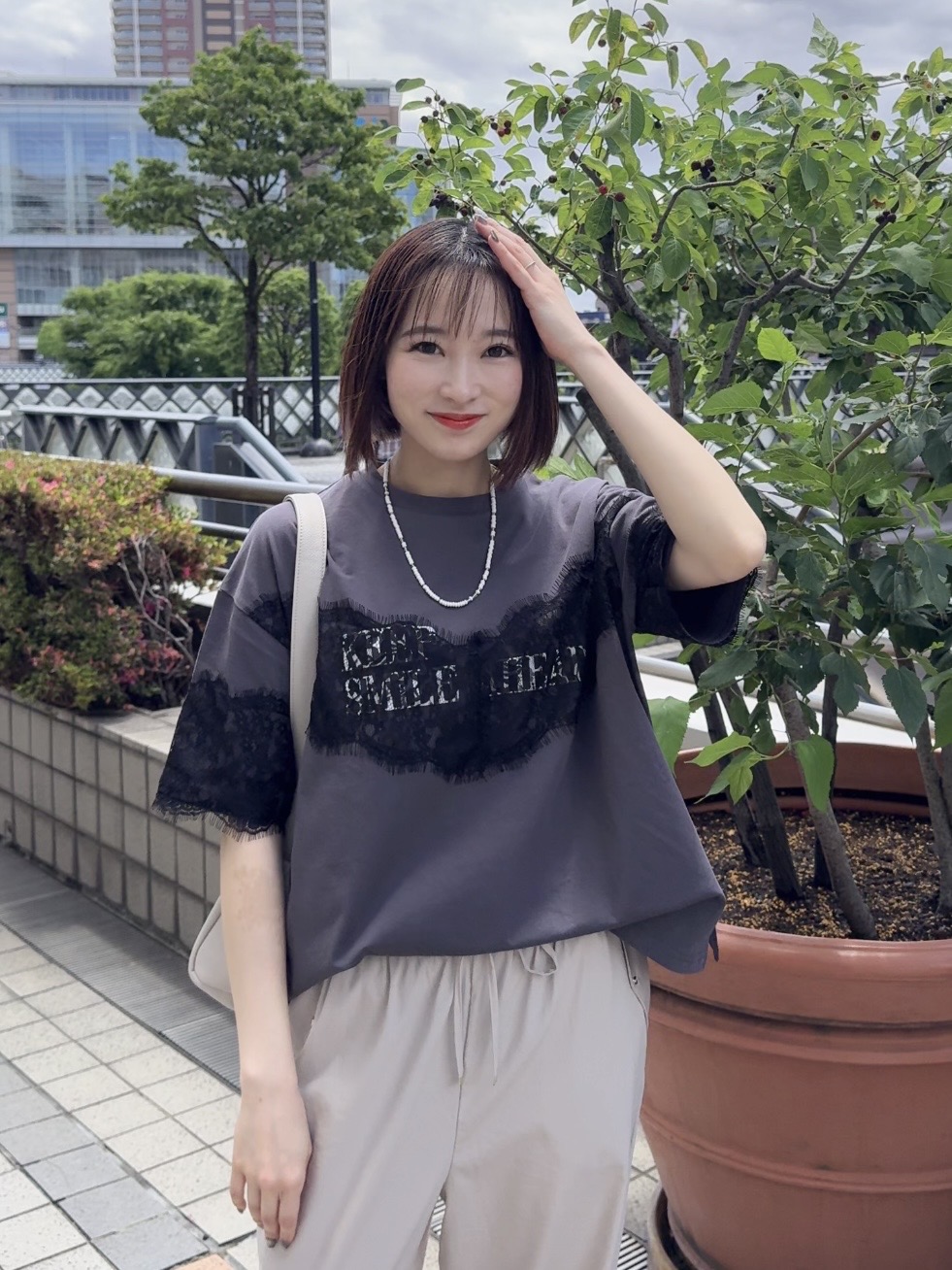 𝐜𝐡𝐢𝐤𝐚さんの「SHOO･LA･RUE｜【洗濯機可】レースデザインでこなれ見え ロゴプリントTシャツ」を使ったコーディネート