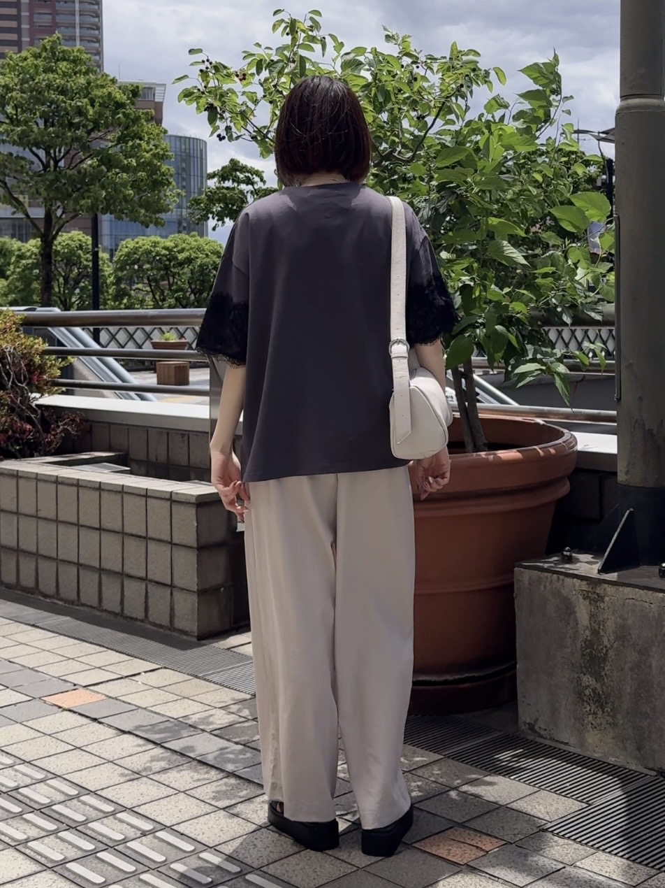 𝐜𝐡𝐢𝐤𝐚さんの「SHOO･LA･RUE｜【洗濯機可】レースデザインでこなれ見え ロゴプリントTシャツ」を使ったコーディネート