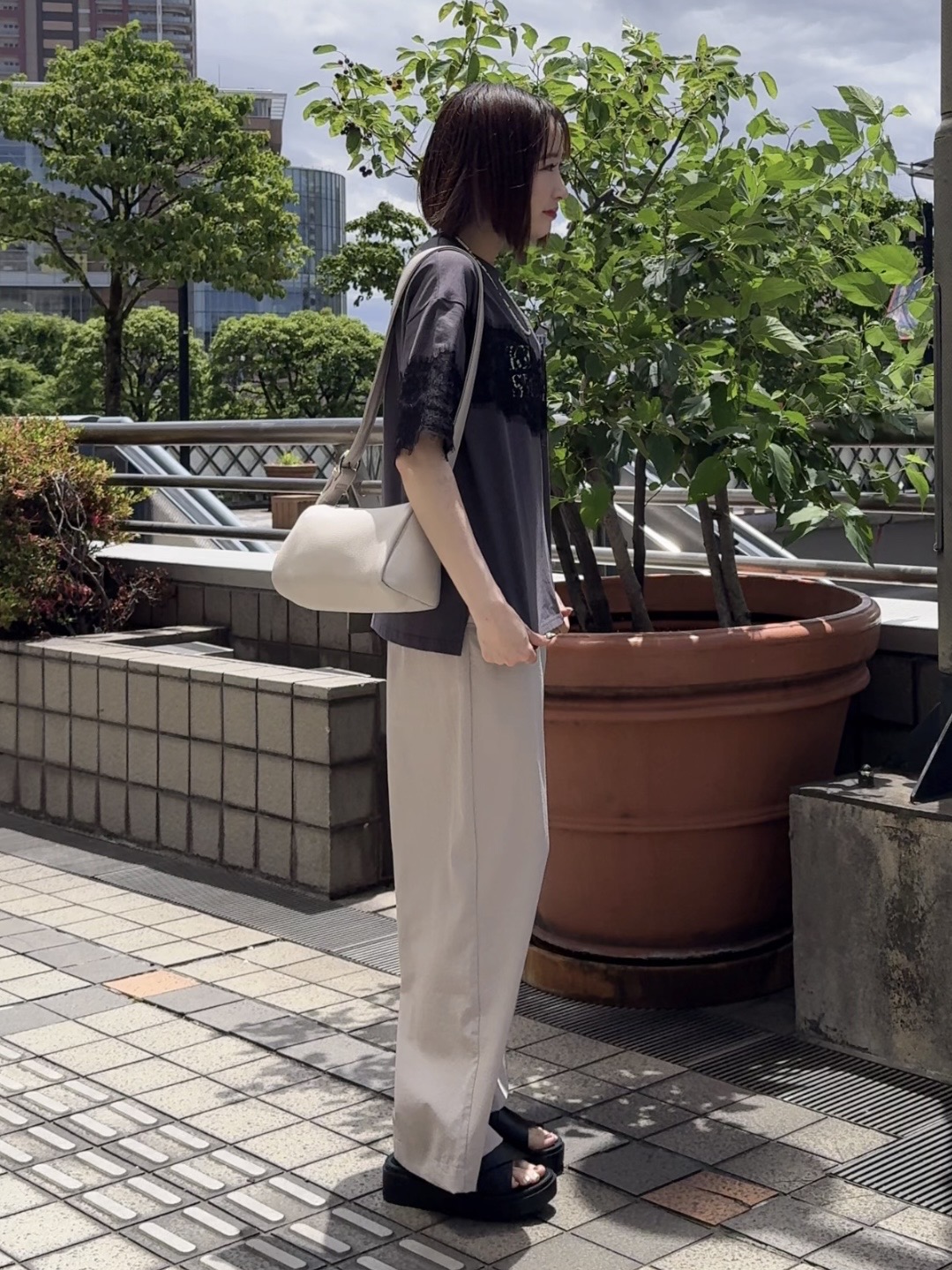 𝐜𝐡𝐢𝐤𝐚さんの「SHOO･LA･RUE｜【洗濯機可】レースデザインでこなれ見え ロゴプリントTシャツ」を使ったコーディネート