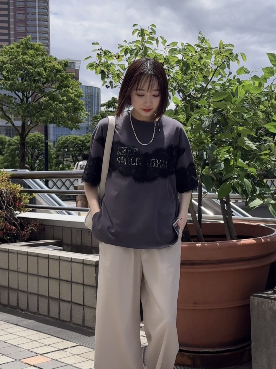 𝐜𝐡𝐢𝐤𝐚さんの「SHOO･LA･RUE｜【洗濯機可】レースデザインでこなれ見え ロゴプリントTシャツ」を使ったコーディネート