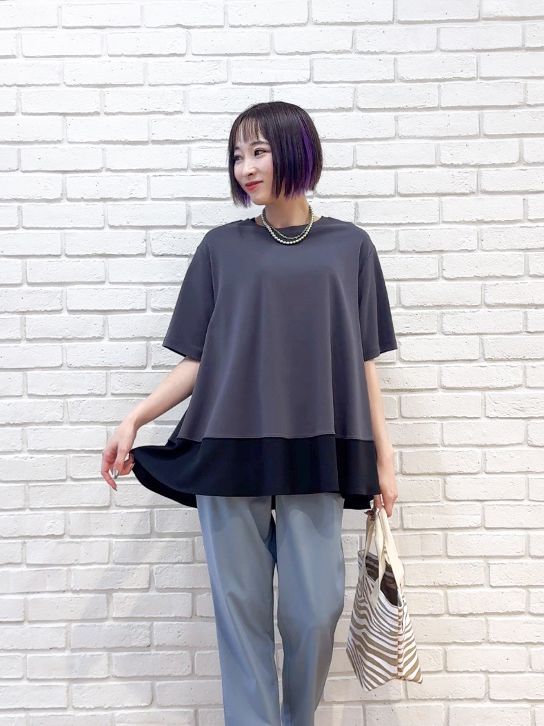 𝐜𝐡𝐢𝐤𝐚さんの「SHOO･LA･RUE｜【UV/抗菌防臭/洗濯機可】体型カバーも叶う 裾切り替えAライントップス」を使ったコーディネート