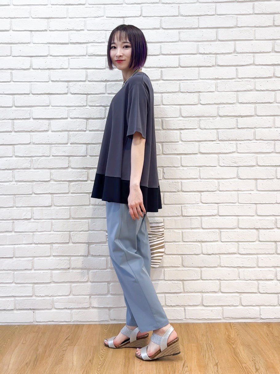 𝐜𝐡𝐢𝐤𝐚さんの「SHOO･LA･RUE｜【UV/抗菌防臭/洗濯機可】体型カバーも叶う 裾切り替えAライントップス」を使ったコーディネート