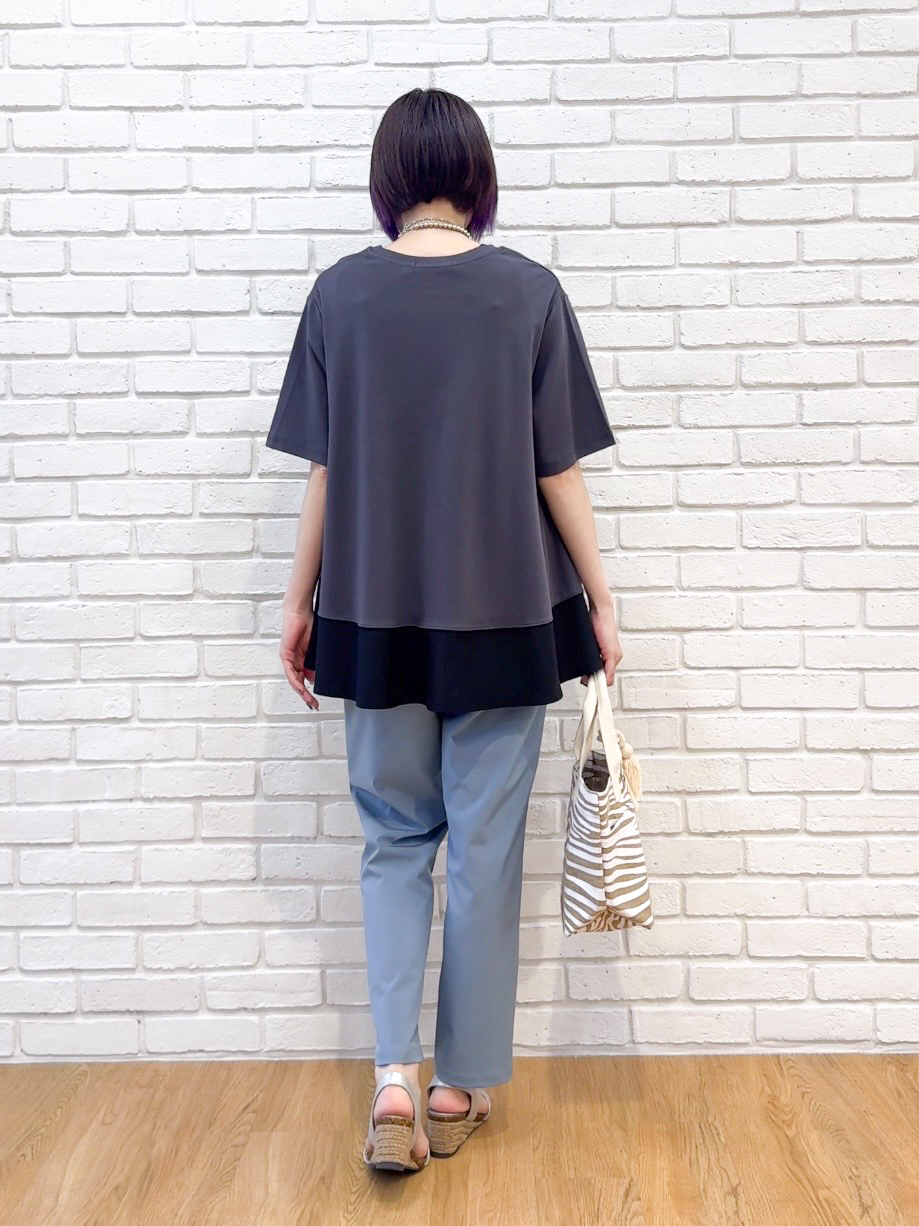 𝐜𝐡𝐢𝐤𝐚さんの「SHOO･LA･RUE｜【UV/抗菌防臭/洗濯機可】体型カバーも叶う 裾切り替えAライントップス」を使ったコーディネート
