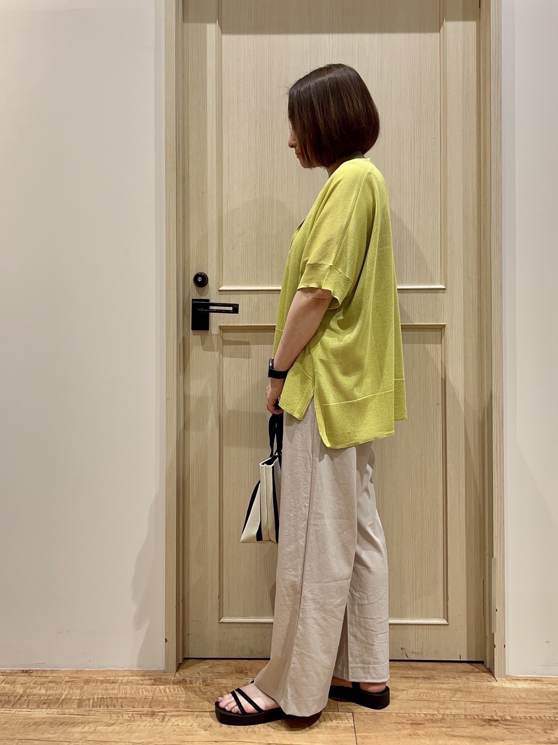 fukuiさんの「SHOO･LA･RUE｜【洗濯機可/体型カバー】上品ラメがきらめく シアーポンチョ風カーディガン」を使ったコーディネート