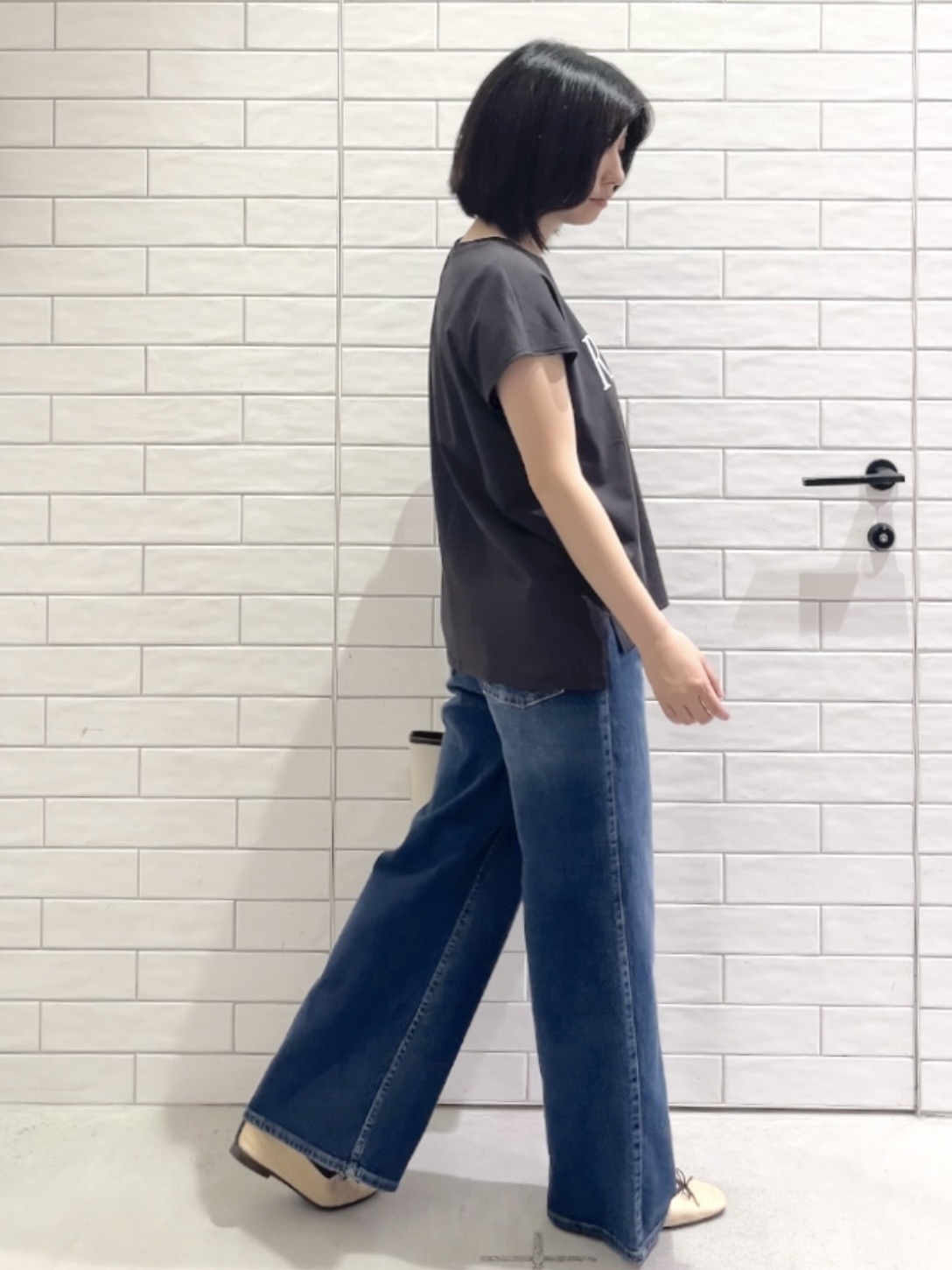 しおりさんの「OPAQUE.CLIP｜ロゴフレンチスリーブカットソー【洗濯機OK】」を使ったコーディネート