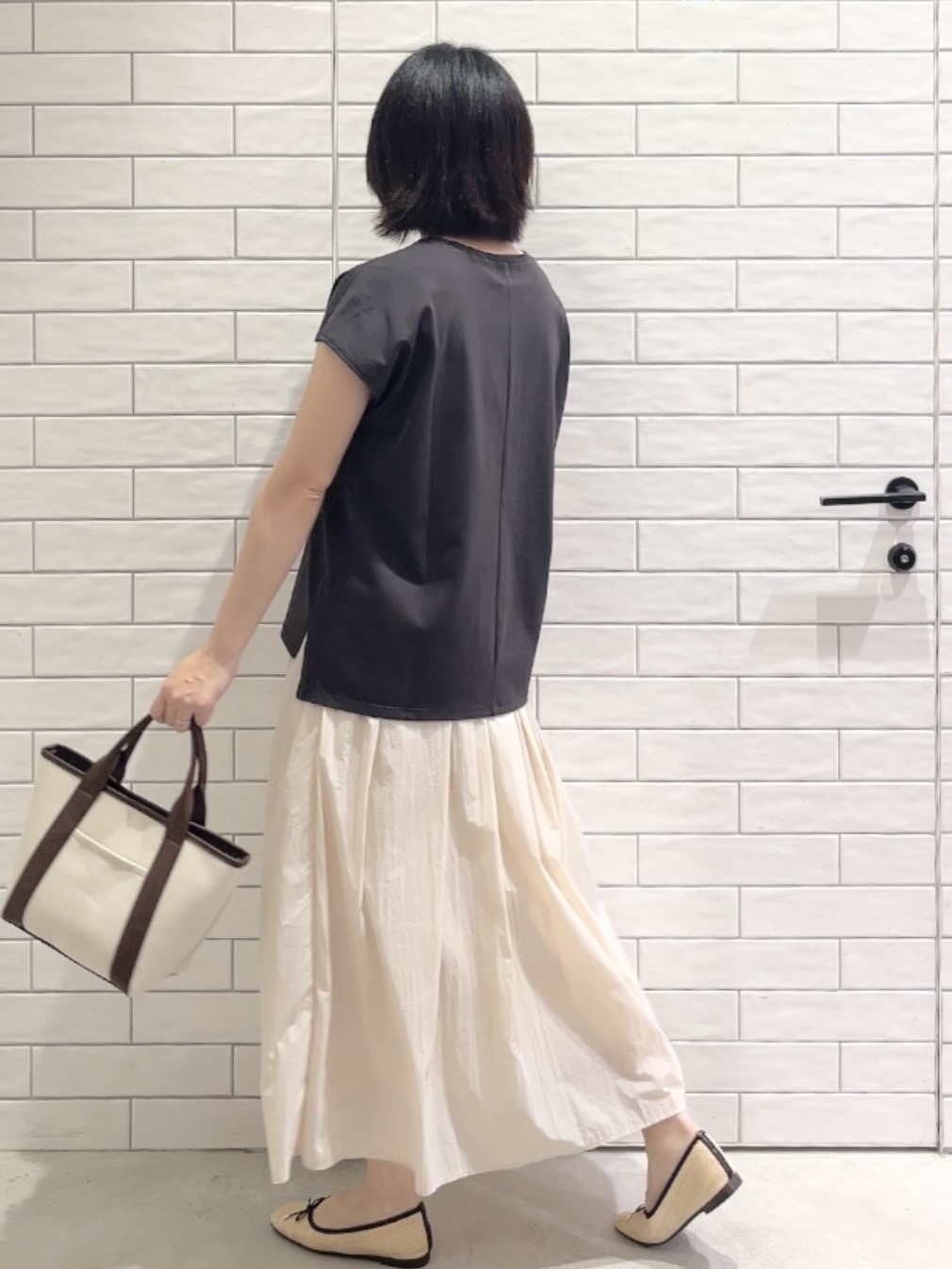しおりさんの「OPAQUE.CLIP｜ロゴフレンチスリーブカットソー【洗濯機OK】」を使ったコーディネート