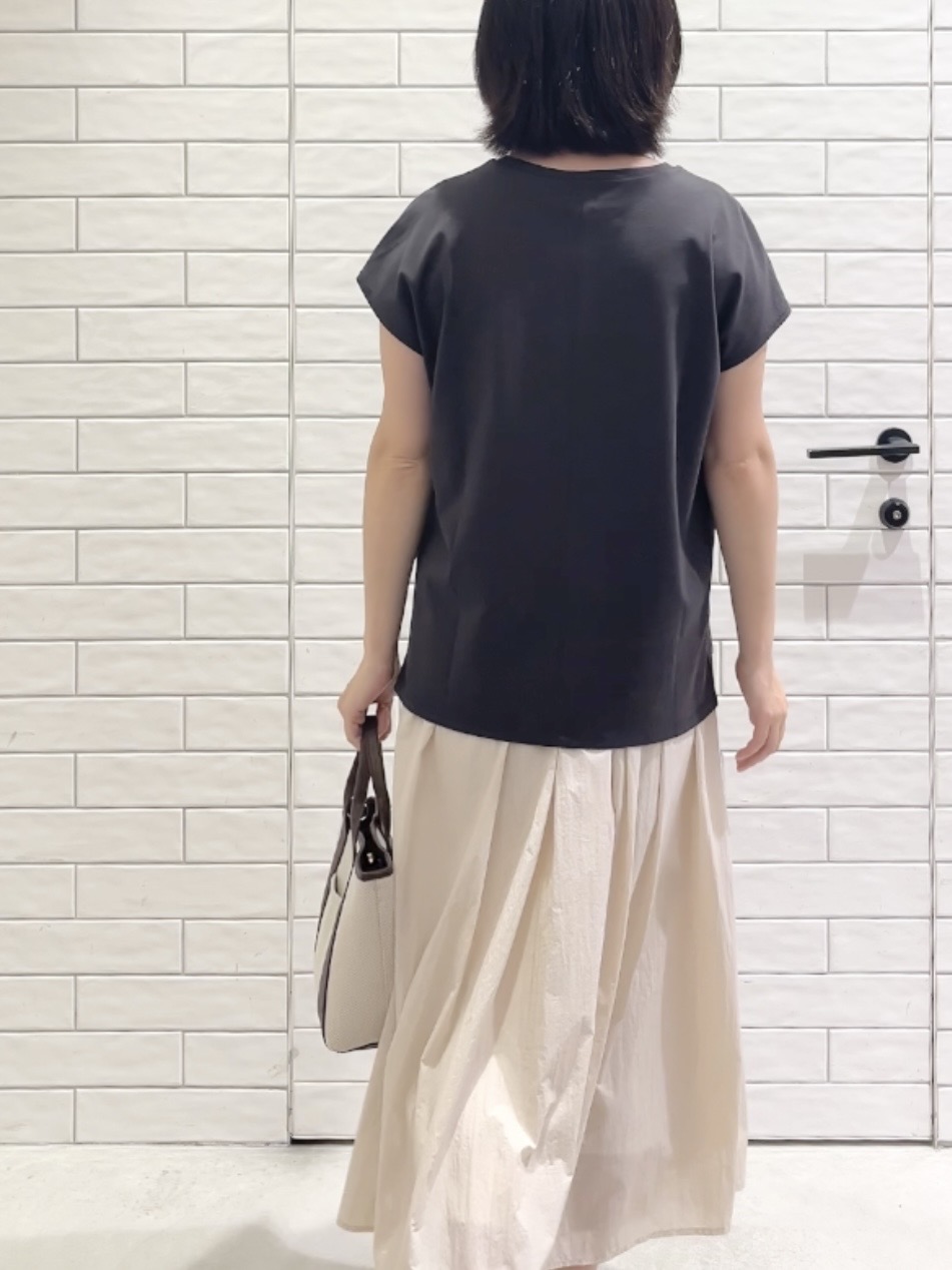しおりさんの「OPAQUE.CLIP｜ロゴフレンチスリーブカットソー【洗濯機OK】」を使ったコーディネート