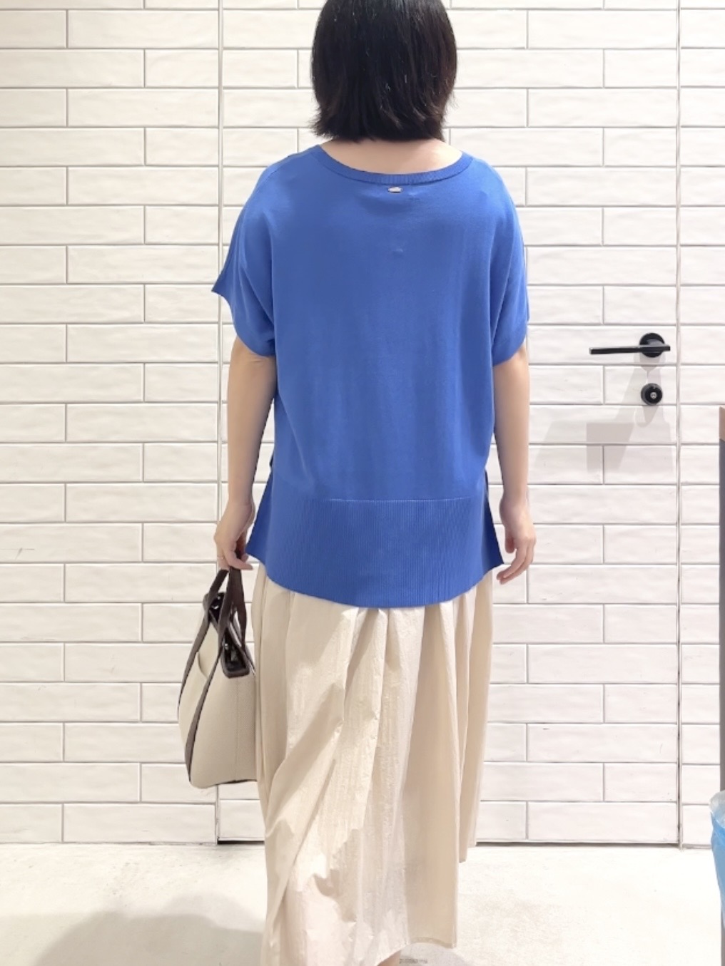 しおりさんの「OPAQUE.CLIP｜ドライタッチドルマンニット【洗濯機OK】」を使ったコーディネート