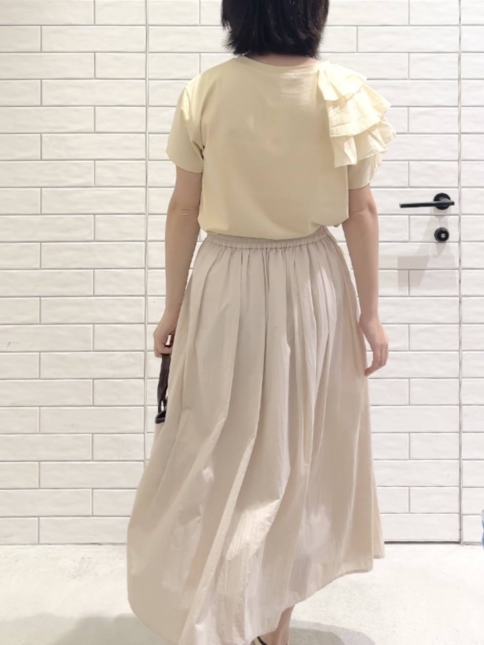 しおりさんの「OPAQUE.CLIP｜【接触冷感】アシメフリルドッキングカットソー《UVケア／洗濯機OK》」を使ったコーディネート