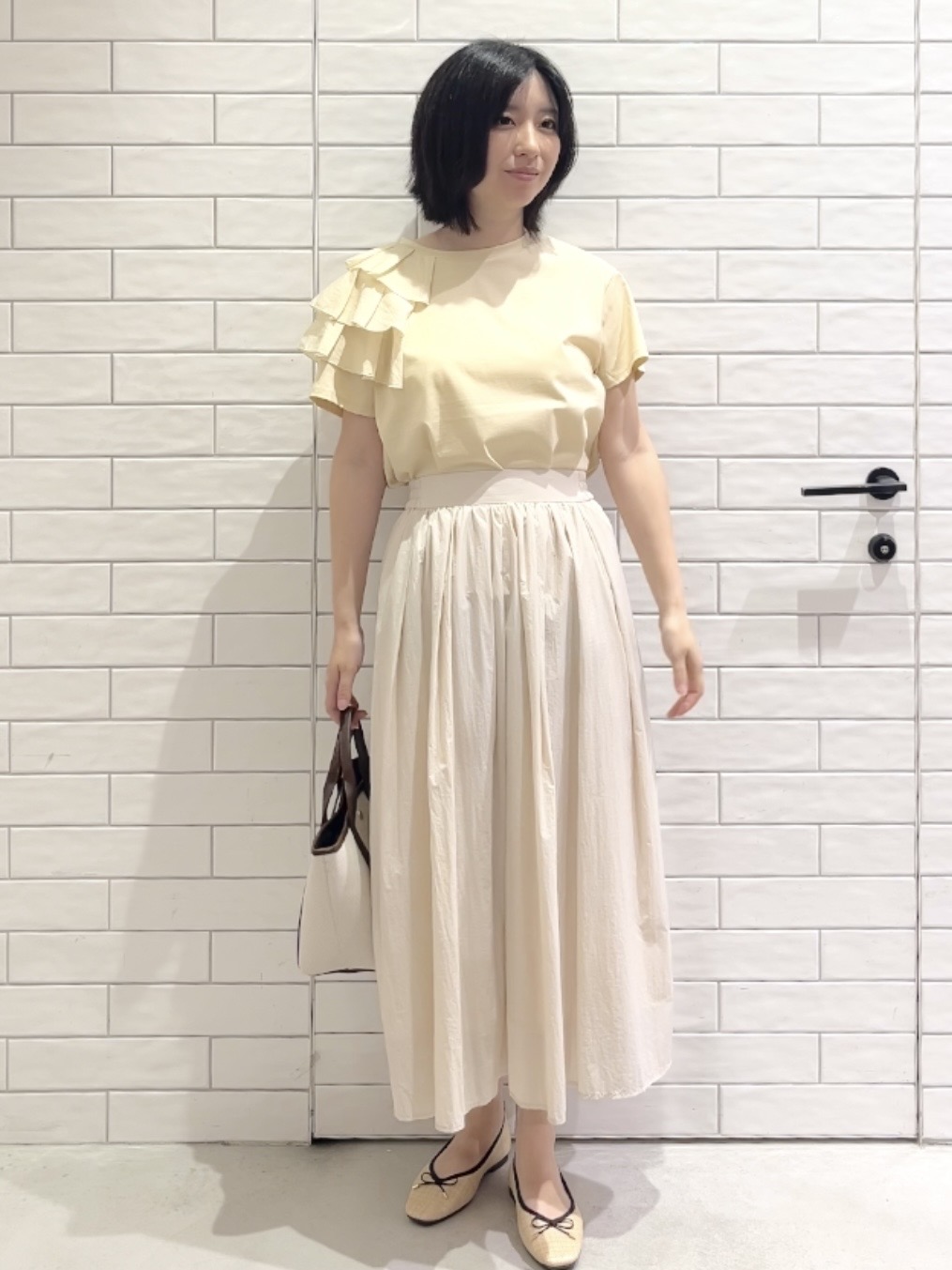 しおりさんの「OPAQUE.CLIP｜【接触冷感】アシメフリルドッキングカットソー《UVケア／洗濯機OK》」を使ったコーディネート