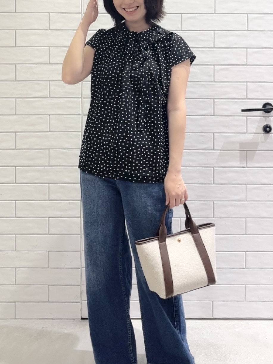 しおりさんの「OPAQUE.CLIP｜ドットボウタイブラウス【洗濯機OK】」を使ったコーディネート