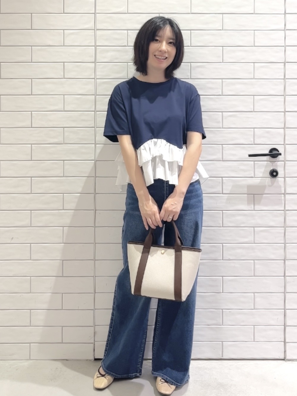 しおりさんの「OPAQUE.CLIP｜裾フリルドッキングTシャツ【洗濯機OK】」を使ったコーディネート