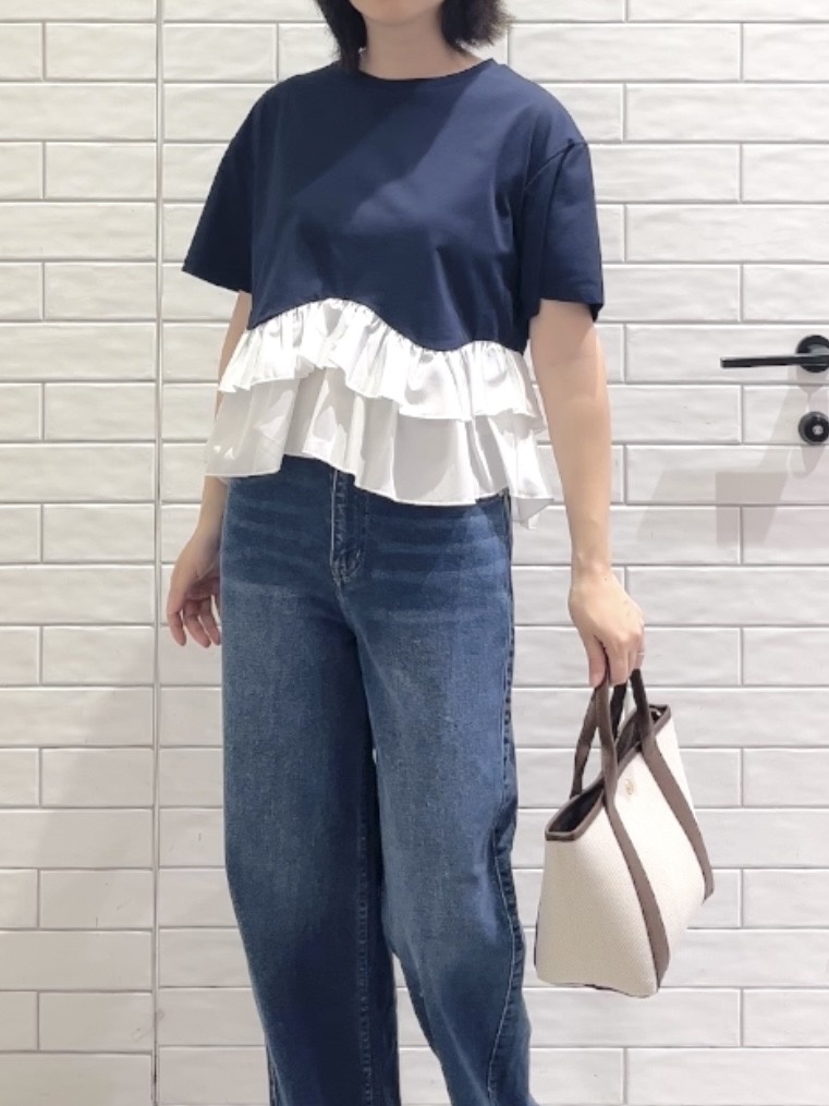 しおりさんの「OPAQUE.CLIP｜裾フリルドッキングTシャツ【洗濯機OK】」を使ったコーディネート