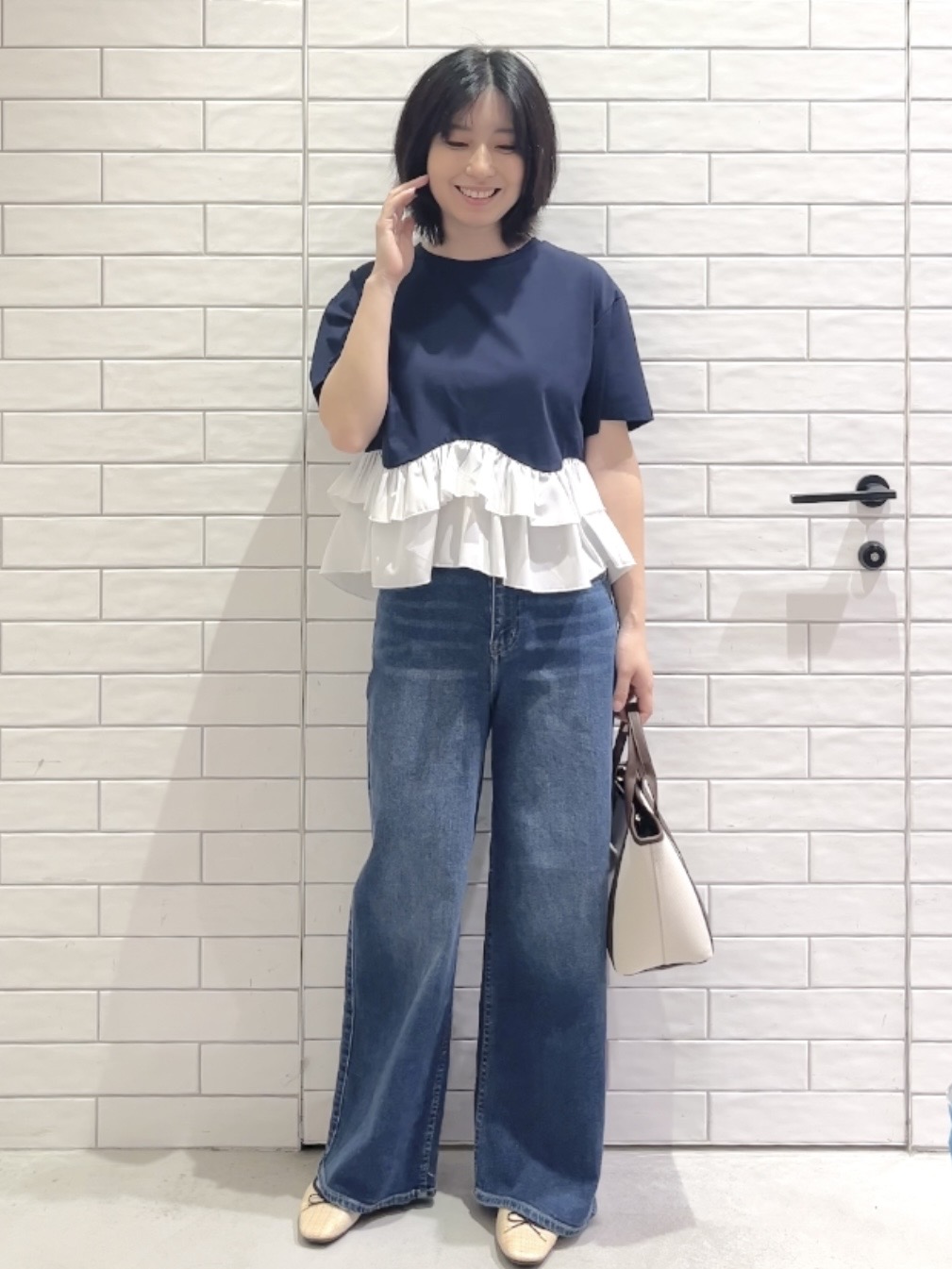しおりさんの「OPAQUE.CLIP｜裾フリルドッキングTシャツ【洗濯機OK】」を使ったコーディネート