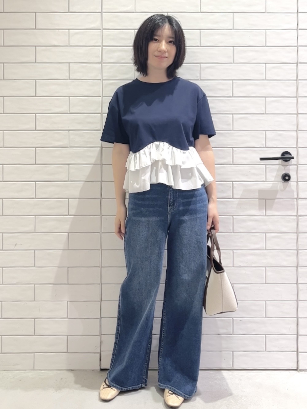 しおりさんの「OPAQUE.CLIP｜裾フリルドッキングTシャツ【洗濯機OK】」を使ったコーディネート