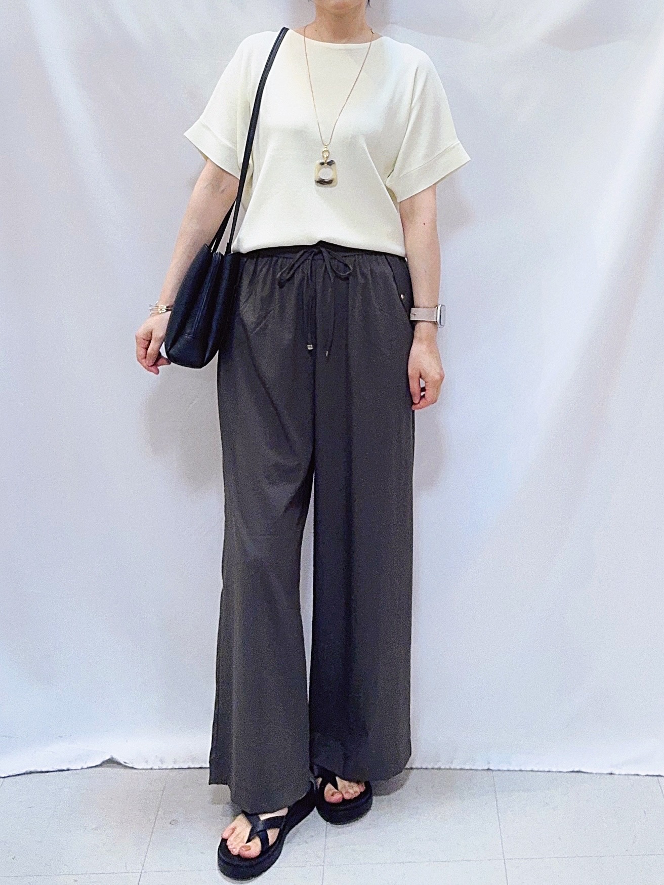 𝐇𝐢𝐫𝐨𝐦𝐢さんの「SHOO･LA･RUE｜【毎日洗える/UV】二の腕隠れる さらっとドルマン半袖ニット」を使ったコーディネート