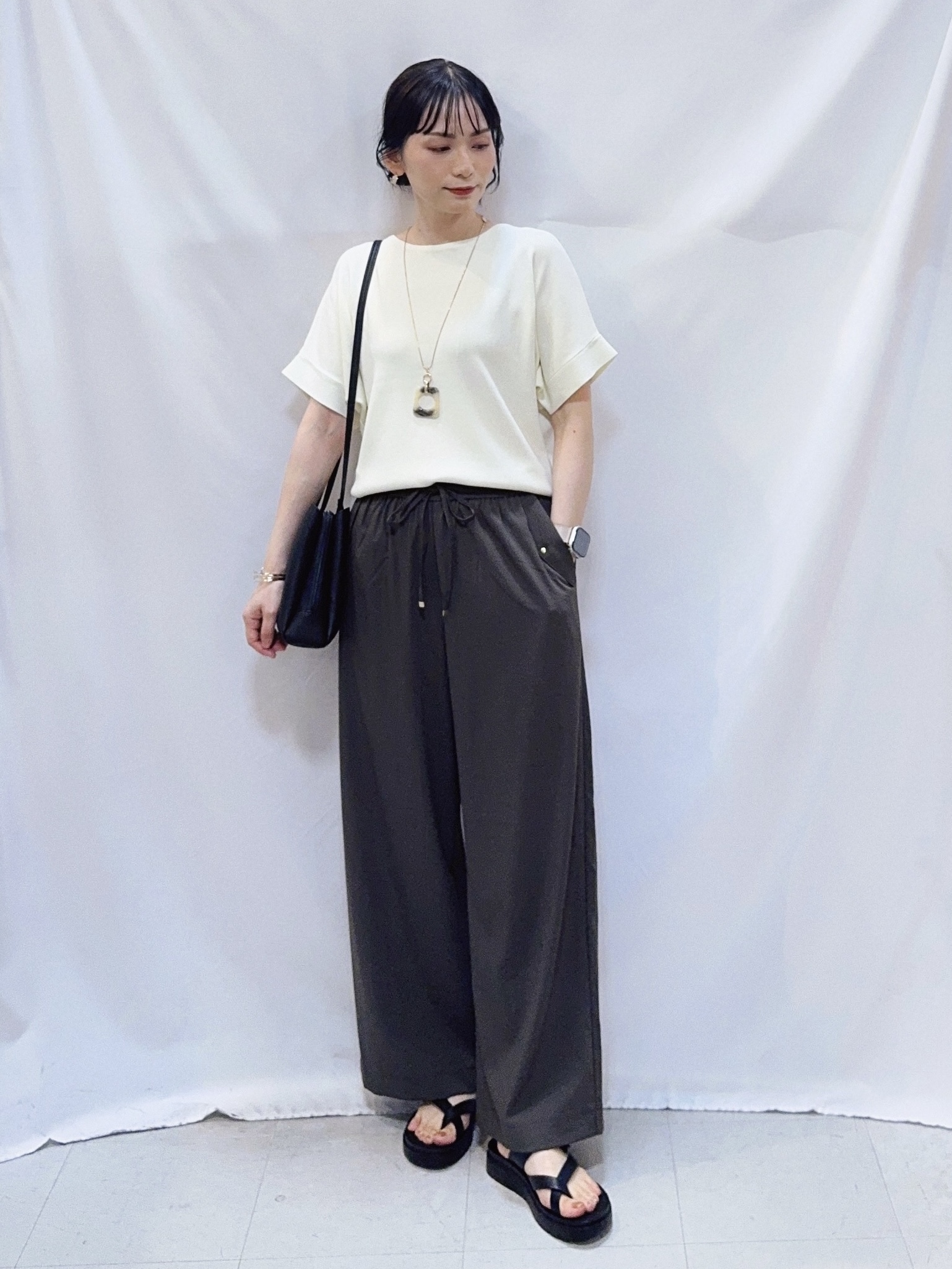 𝐇𝐢𝐫𝐨𝐦𝐢さんの「SHOO･LA･RUE｜【毎日洗える/UV】二の腕隠れる さらっとドルマン半袖ニット」を使ったコーディネート