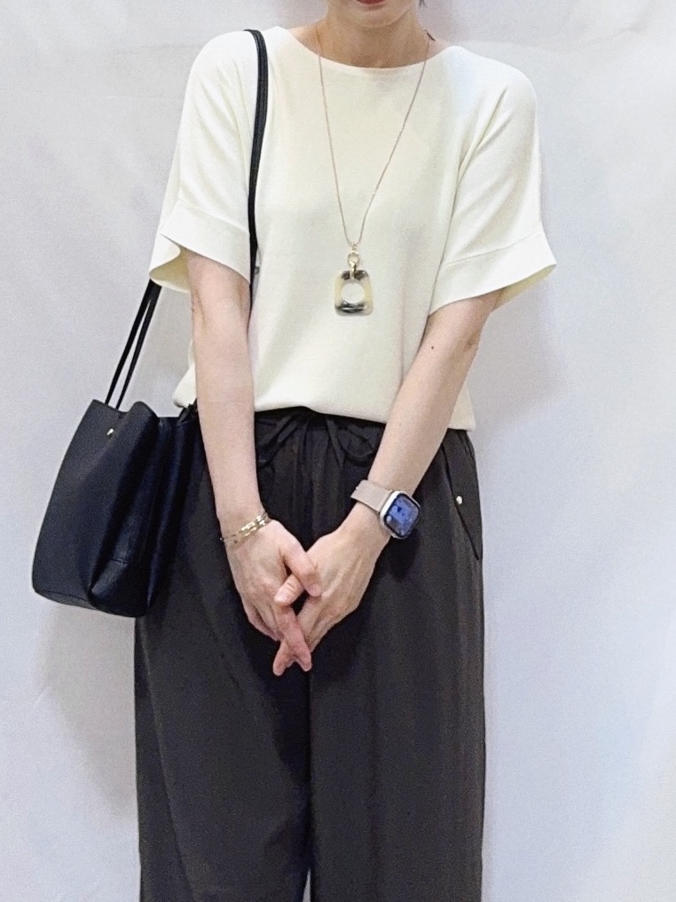 𝐇𝐢𝐫𝐨𝐦𝐢さんの「SHOO･LA･RUE｜【毎日洗える/UV】二の腕隠れる さらっとドルマン半袖ニット」を使ったコーディネート