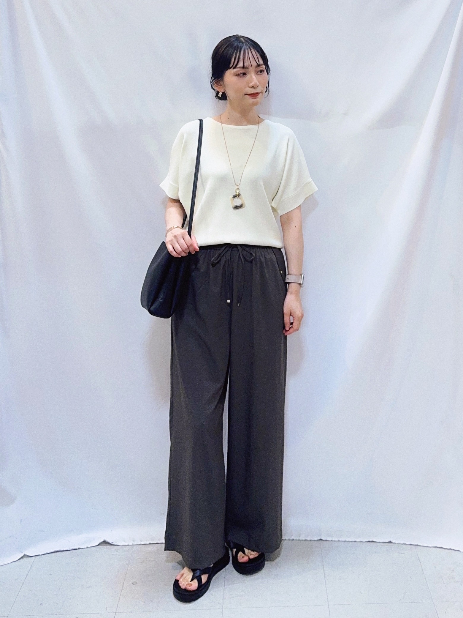 𝐇𝐢𝐫𝐨𝐦𝐢さんの「SHOO･LA･RUE｜【毎日洗える/UV】二の腕隠れる さらっとドルマン半袖ニット」を使ったコーディネート
