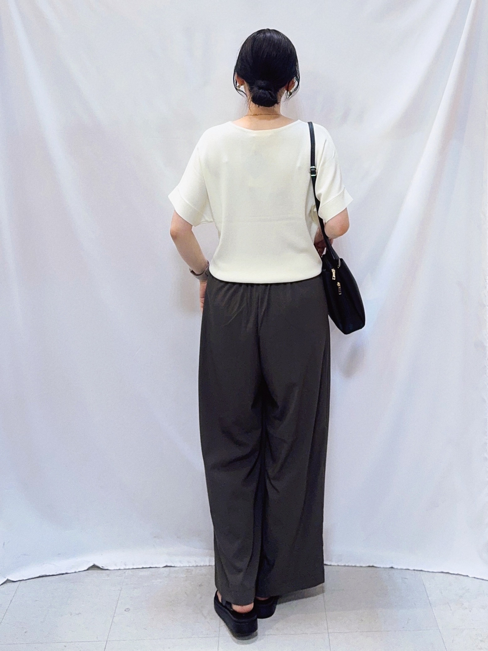 𝐇𝐢𝐫𝐨𝐦𝐢さんの「SHOO･LA･RUE｜【毎日洗える/UV】二の腕隠れる さらっとドルマン半袖ニット」を使ったコーディネート