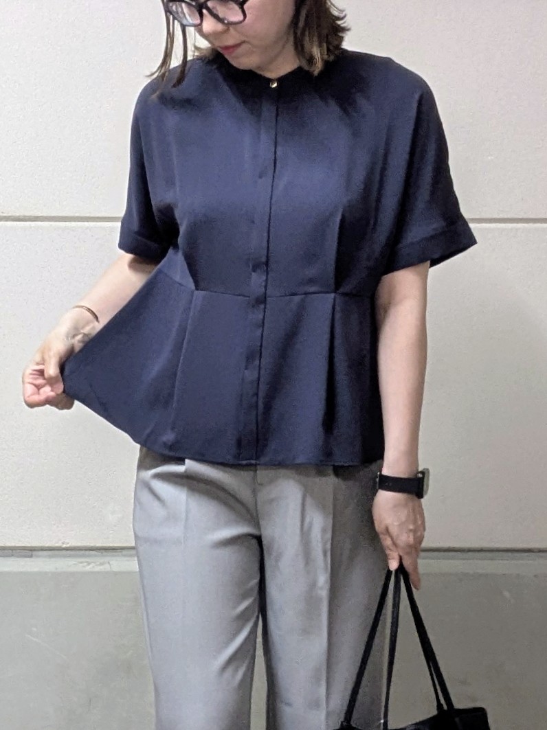 miyuさんの「SHOO･LA･RUE｜【UV/通勤】洗濯後しわになりにくい インしない ウエストタックペプラムブラウス」を使ったコーディネート