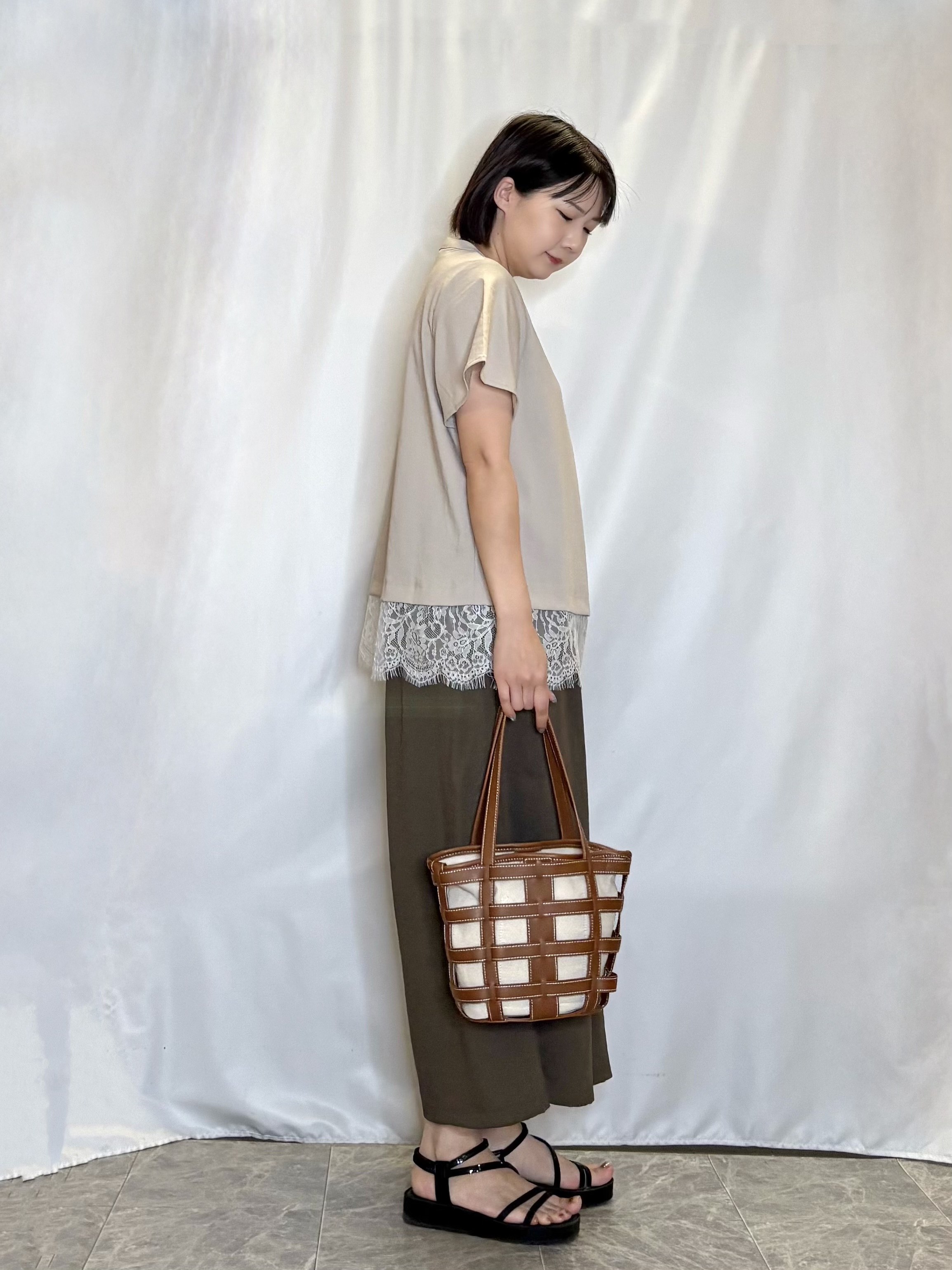 ネリさんの「SHOO･LA･RUE｜【S-LL/洗濯機可】軽凛(かろりん) 楽に着られて上品 裾レーススキッパーブラウス」を使ったコーディネート