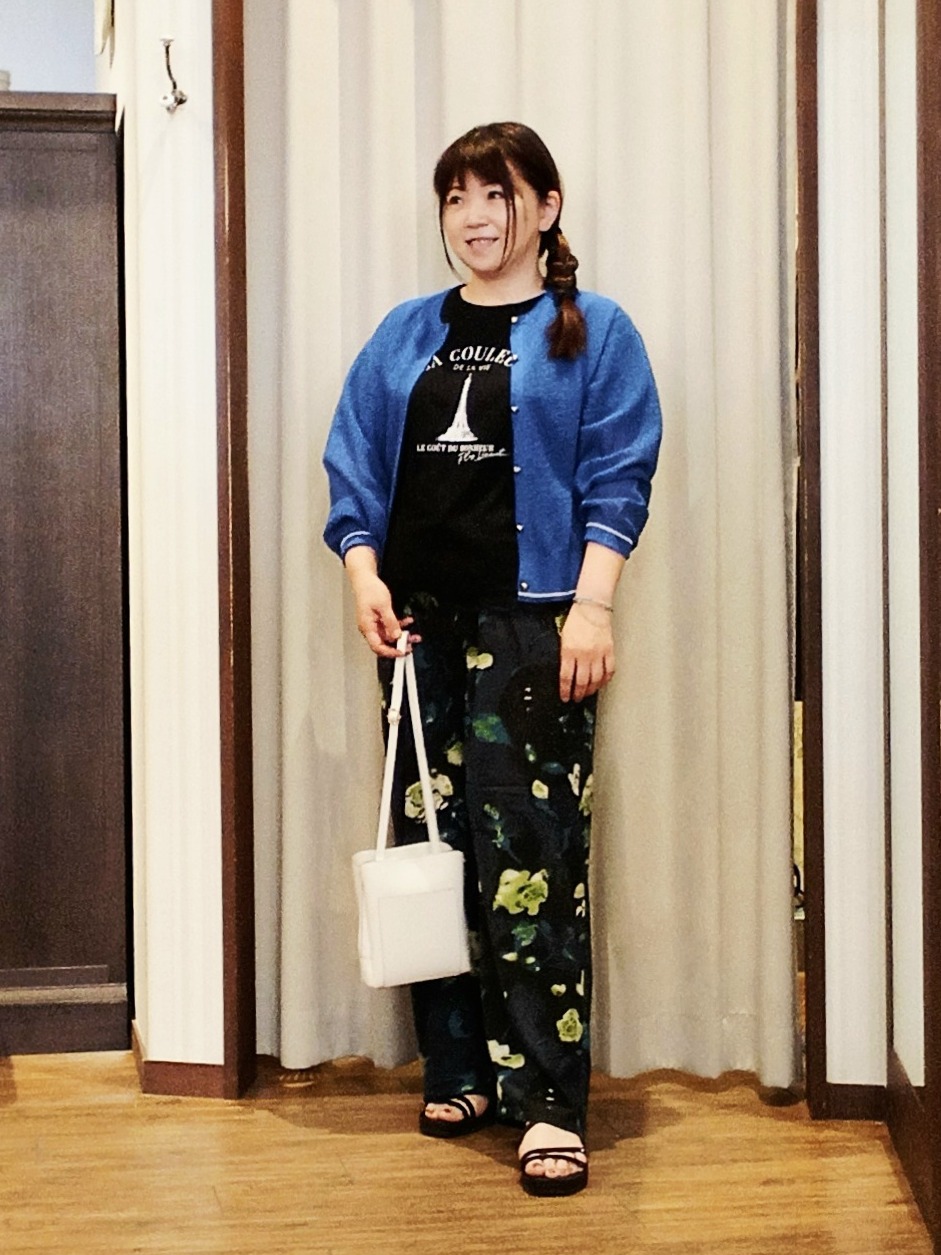 みーあさんの「SHOO･LA･RUE｜【S-LL/洗濯機可】さらっとタッチ ほんのりシアーカーディガン」を使ったコーディネート