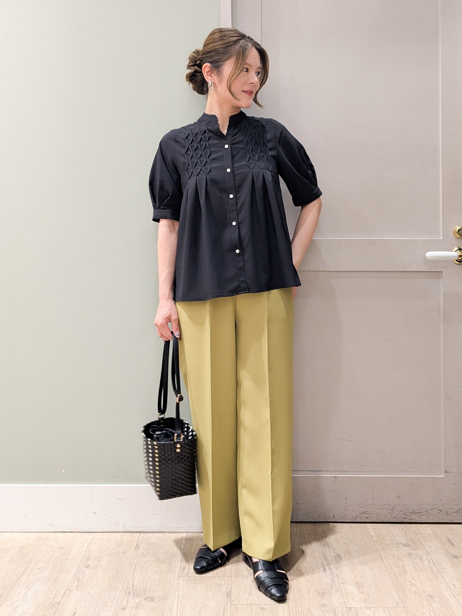 kuwawaさんの「grove｜【貴島明日香さん着用/体型カバー】ON・OFF使えるスモッキングタックブラウス」を使ったコーディネート