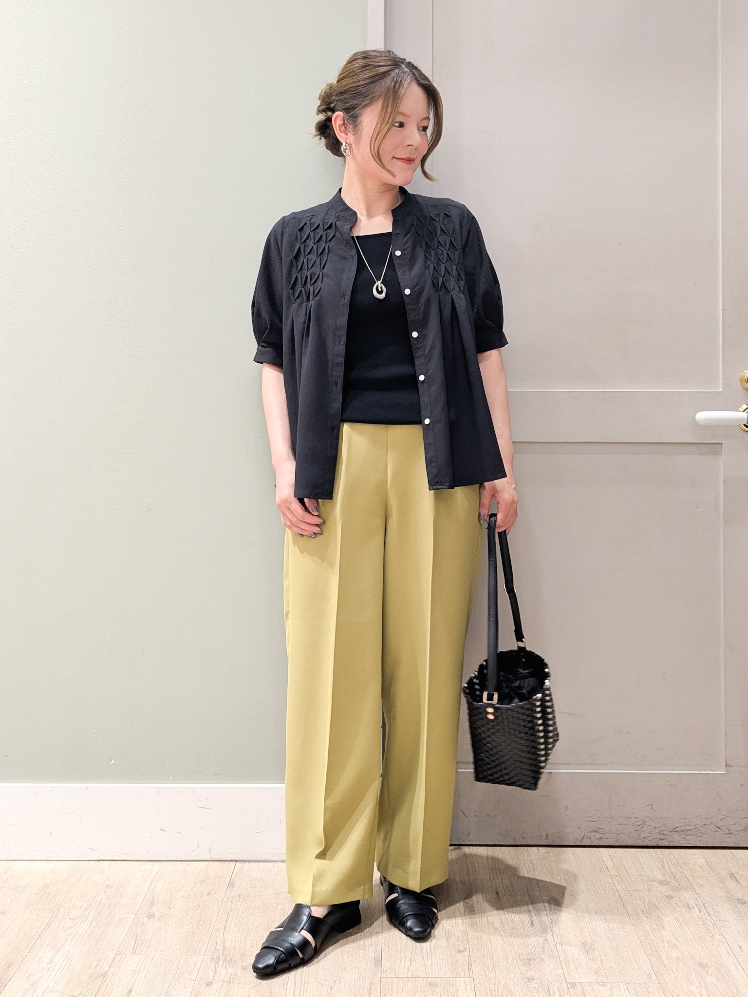 kuwawaさんの「grove｜【貴島明日香さん着用/体型カバー】ON・OFF使えるスモッキングタックブラウス」を使ったコーディネート