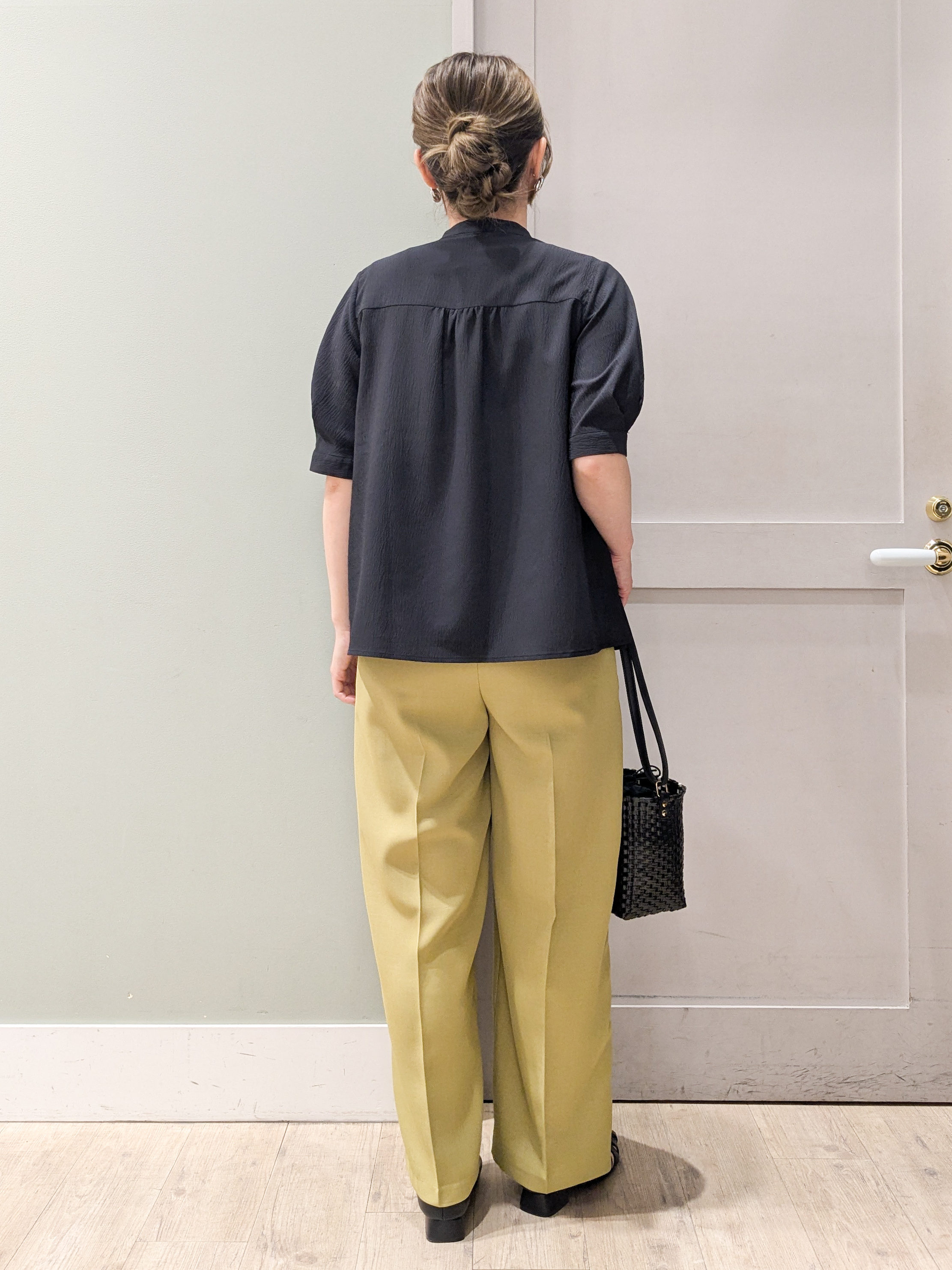 kuwawaさんの「grove｜【貴島明日香さん着用/体型カバー】ON・OFF使えるスモッキングタックブラウス」を使ったコーディネート