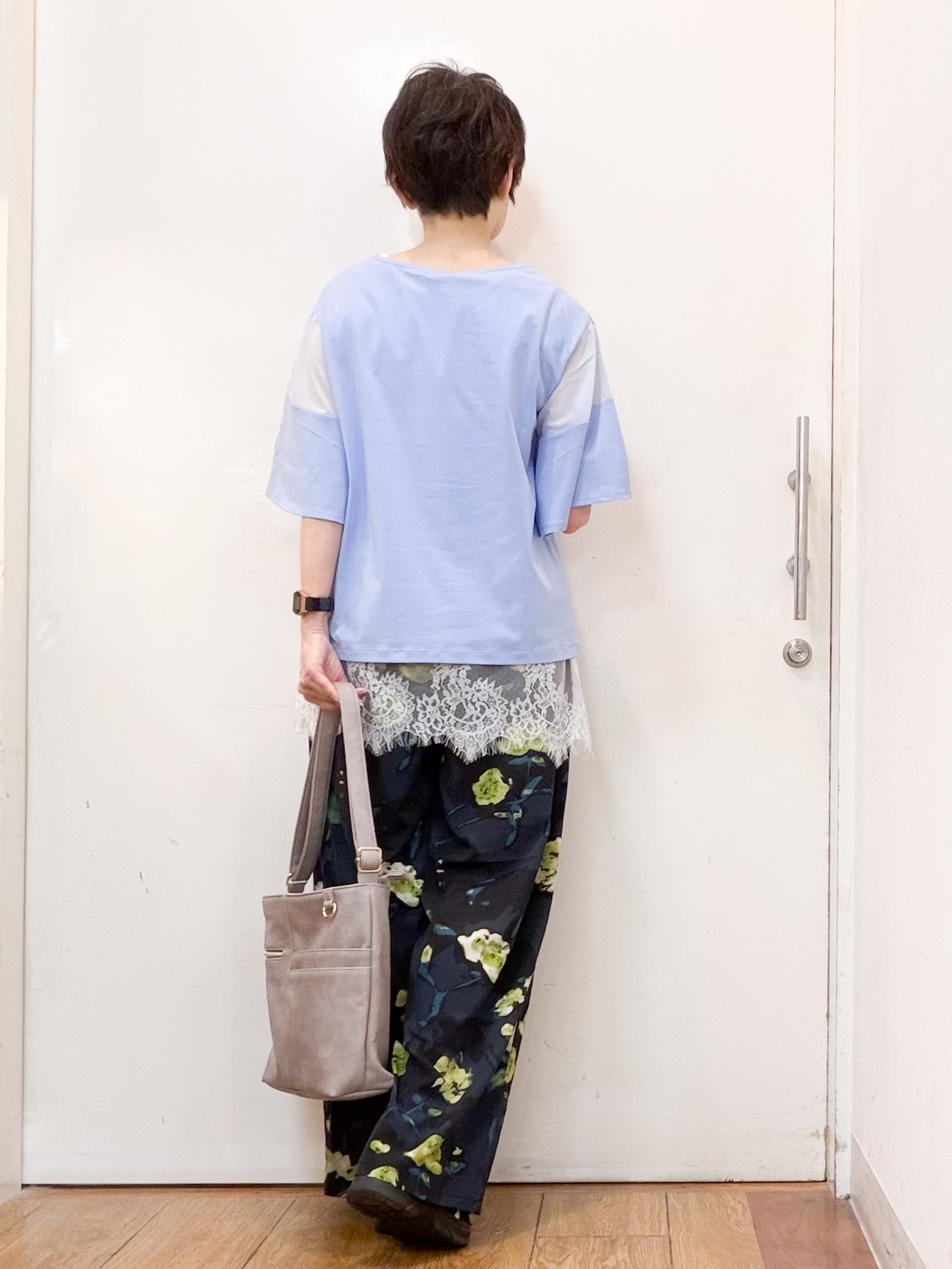 みぃさんの「SHOO･LA･RUE｜【S-LL/洗濯機可/体型カバー】フレアスリーブで二の腕を自然に隠せる 浅VネックTシャツ」を使ったコーディネート